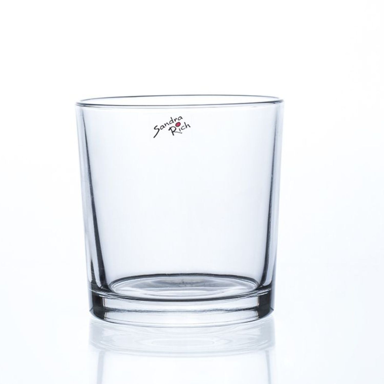 Ein transparenter Glasbecher mit geraden Wänden und einem stabilen Boden. Auf der Oberfläche ist eine Unterschrift zu sehen.