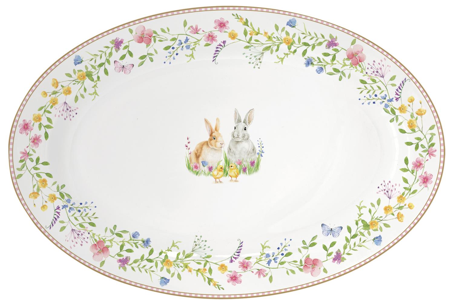Ovales Serviergericht mit buntem Blumenmuster und zwei Hasen in der Mitte. Die Ränder sind mit zarten Farben verziert.