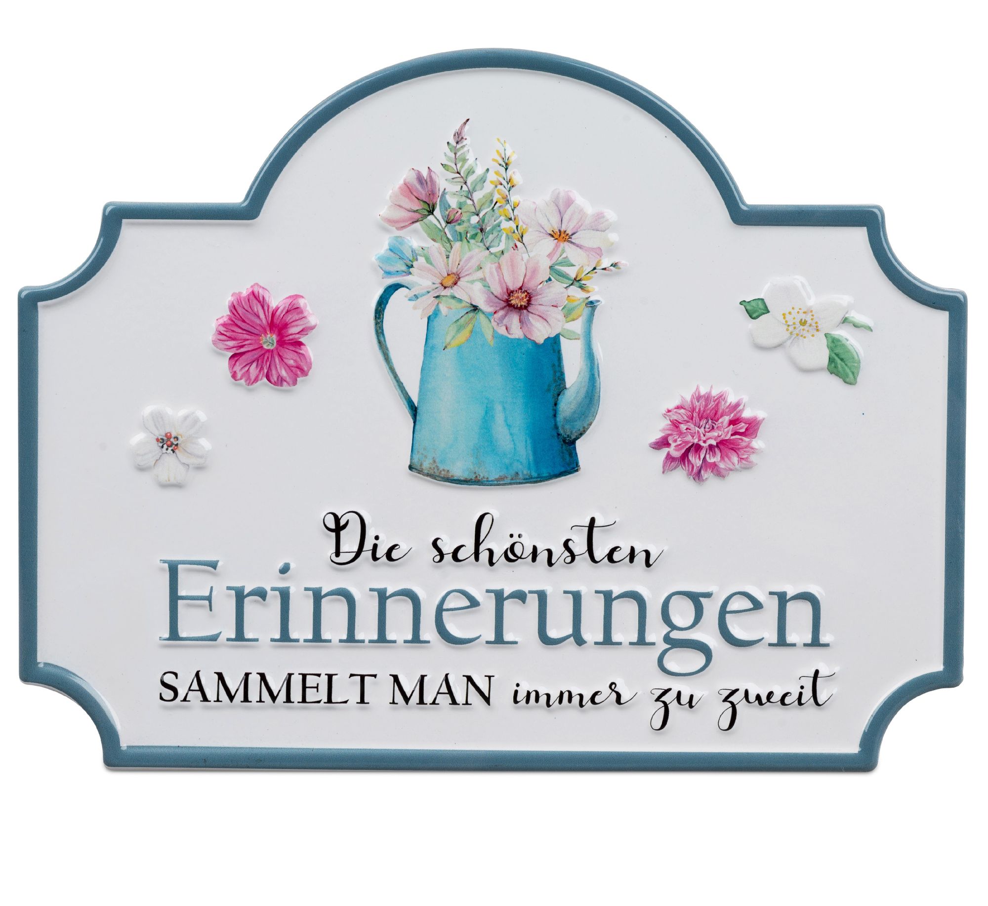 Dekoratives Schild mit einer blauen Kanne, gefüllt mit bunten Blumen und dem Text „Die schönsten Erinnerungen sammelt man immer zu zweit“.