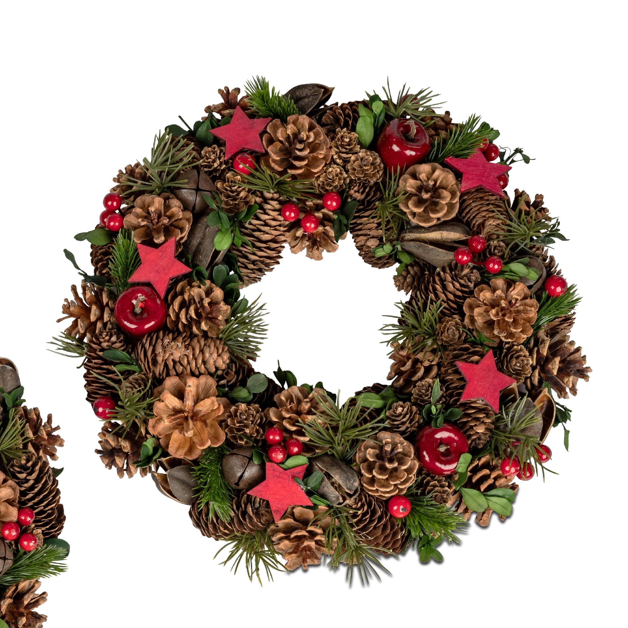 Zwei Weihnachtskränze aus Tannenzapfen, roten Beeren, grünen Zweigen und roten Sternen auf weißem Hi