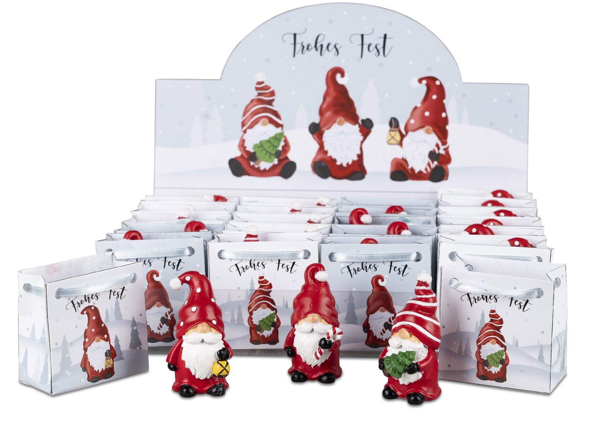 Drei Weihnachtswichtel aus Keramik stehen vor einer Reihe von Geschenktüten mit dem Aufdruck „Frohes