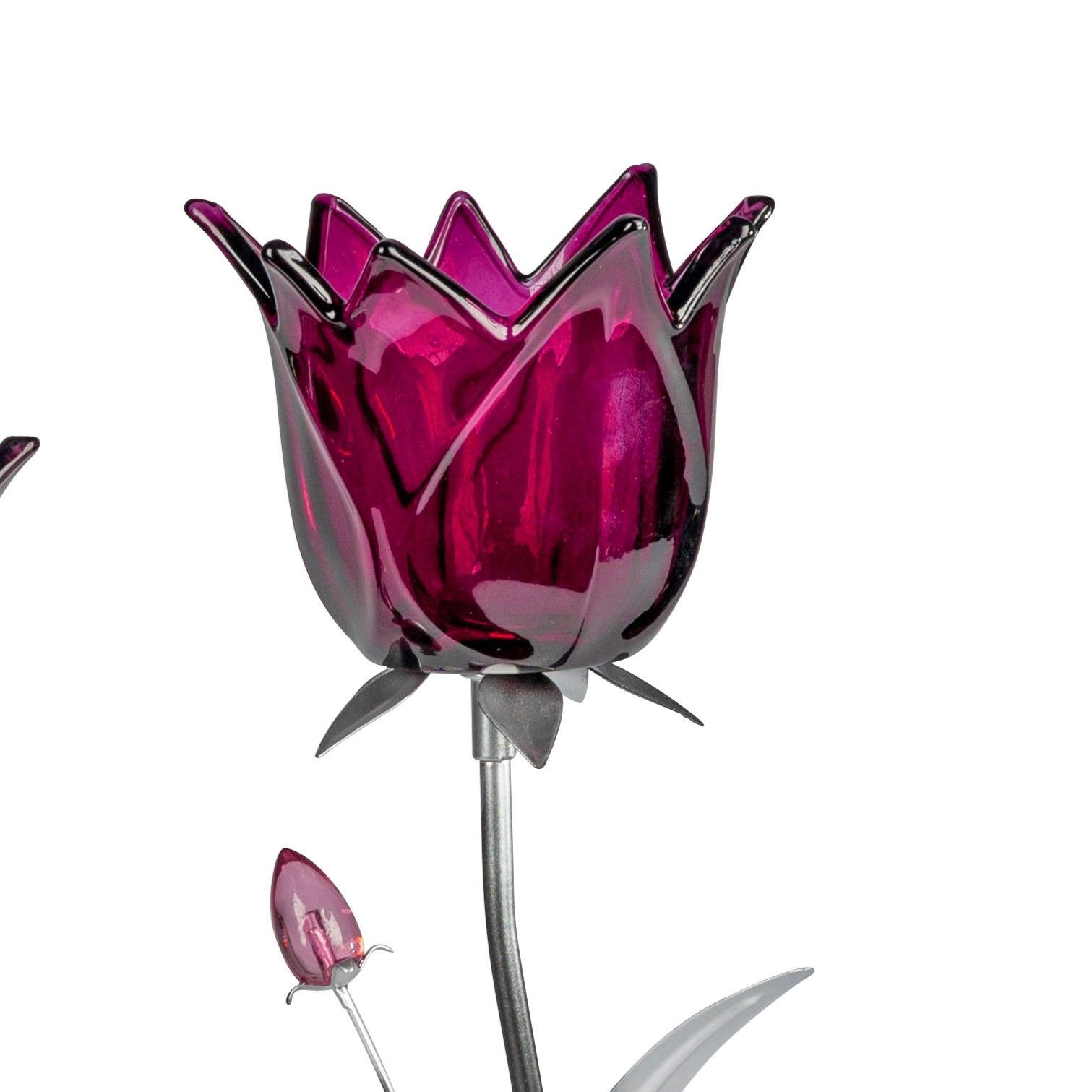 Glasblume in Form einer lila Tulpe mit silbernem Stiel und Blättern. Eine kleinere Knospe ist ebenfa