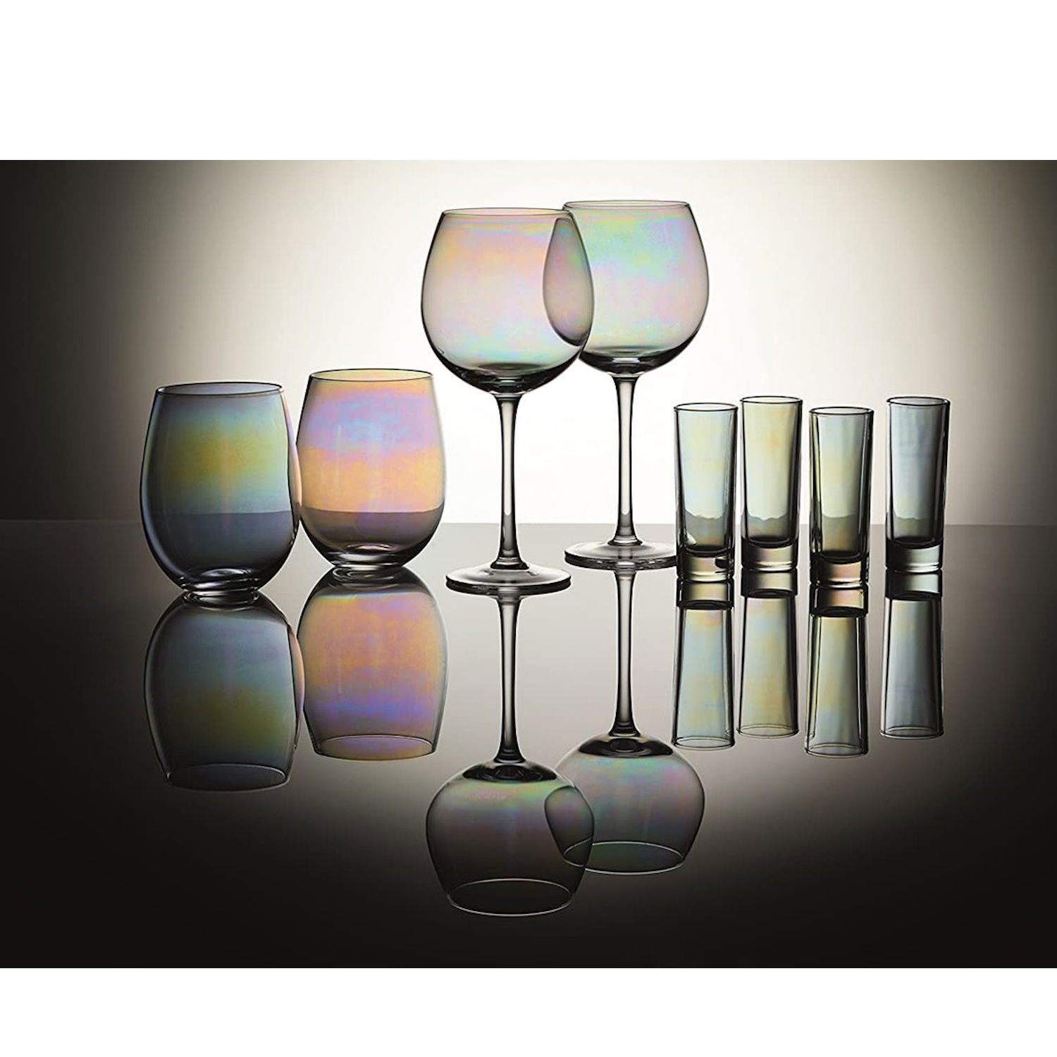Gläser BARCRAFT IRIDESCENT in verschiedenen Größen auf dunklem Hintergrund