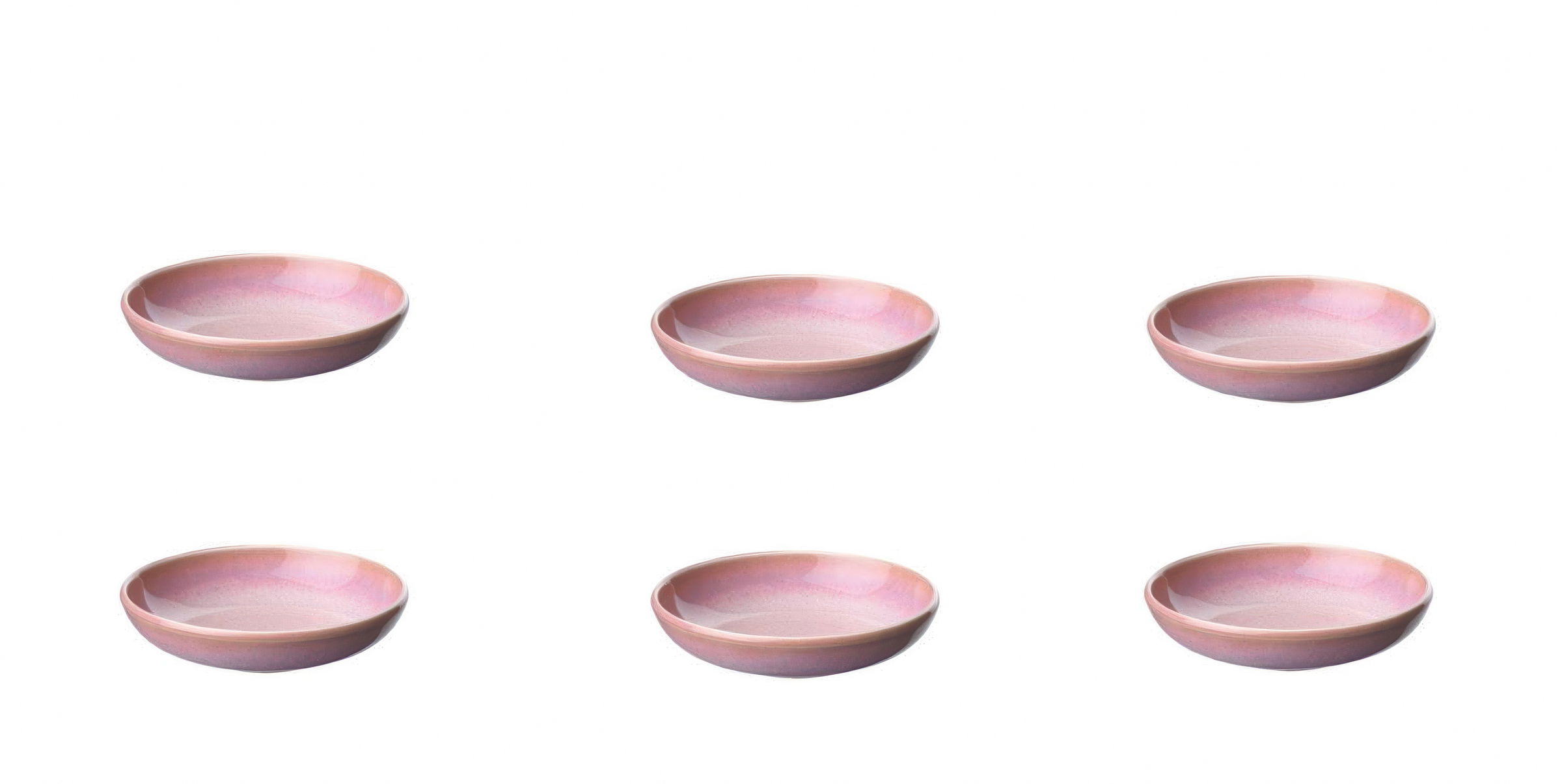 Sechs flache, runde Teller in sanften Rosa- und Beigetönen auf weißem Hintergrund.