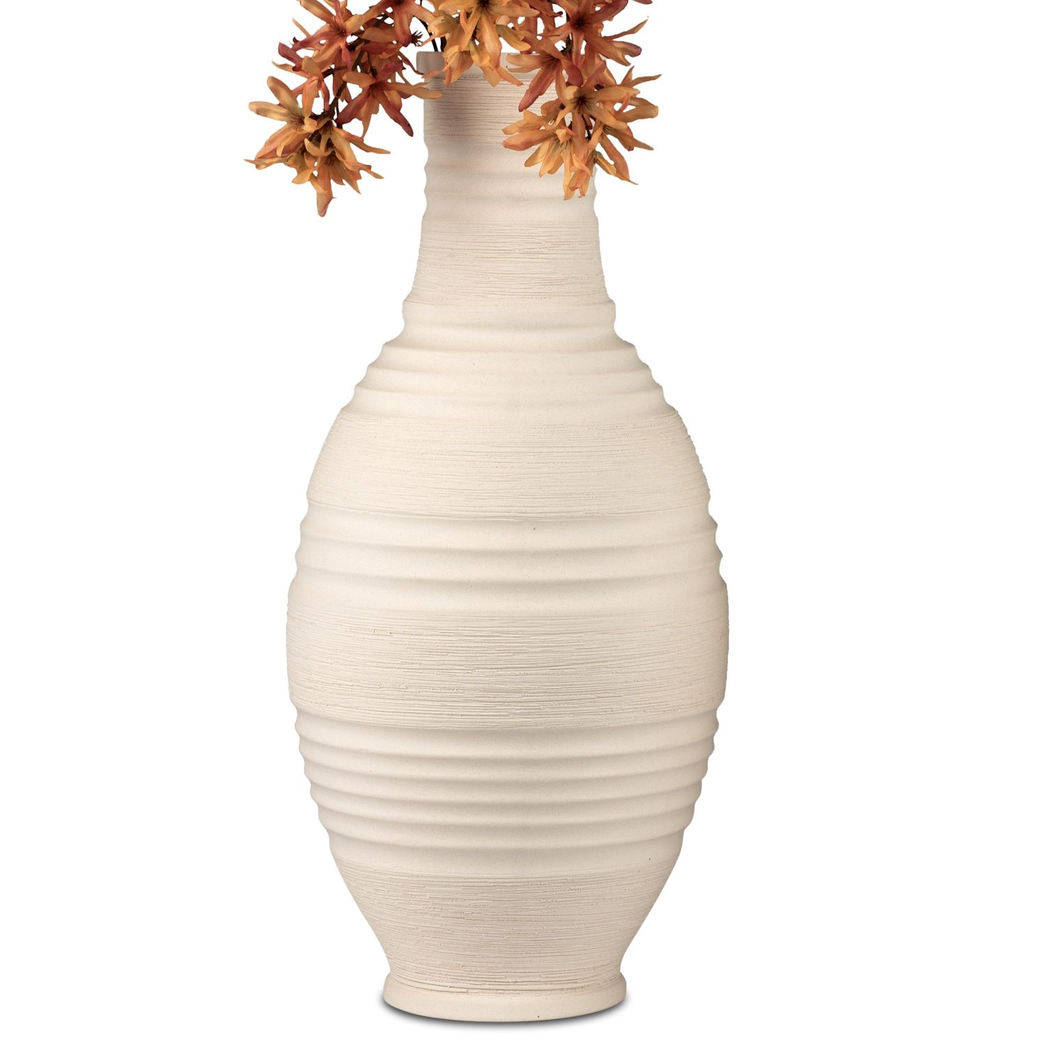 Eine ovale, cremefarbene Vase mit gerillter Oberfläche, gefüllt mit orangefarbenen Blüten.