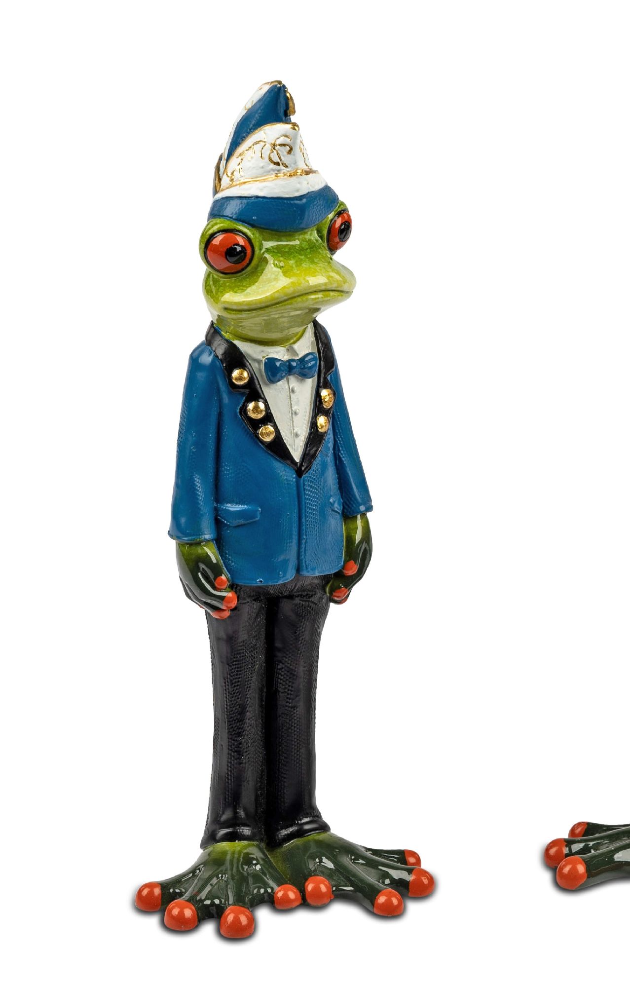 Eine grüne Froschfigur in Anzug mit Fliege und Mütze steht auf einem Sockel. Die Füße sind mit roten