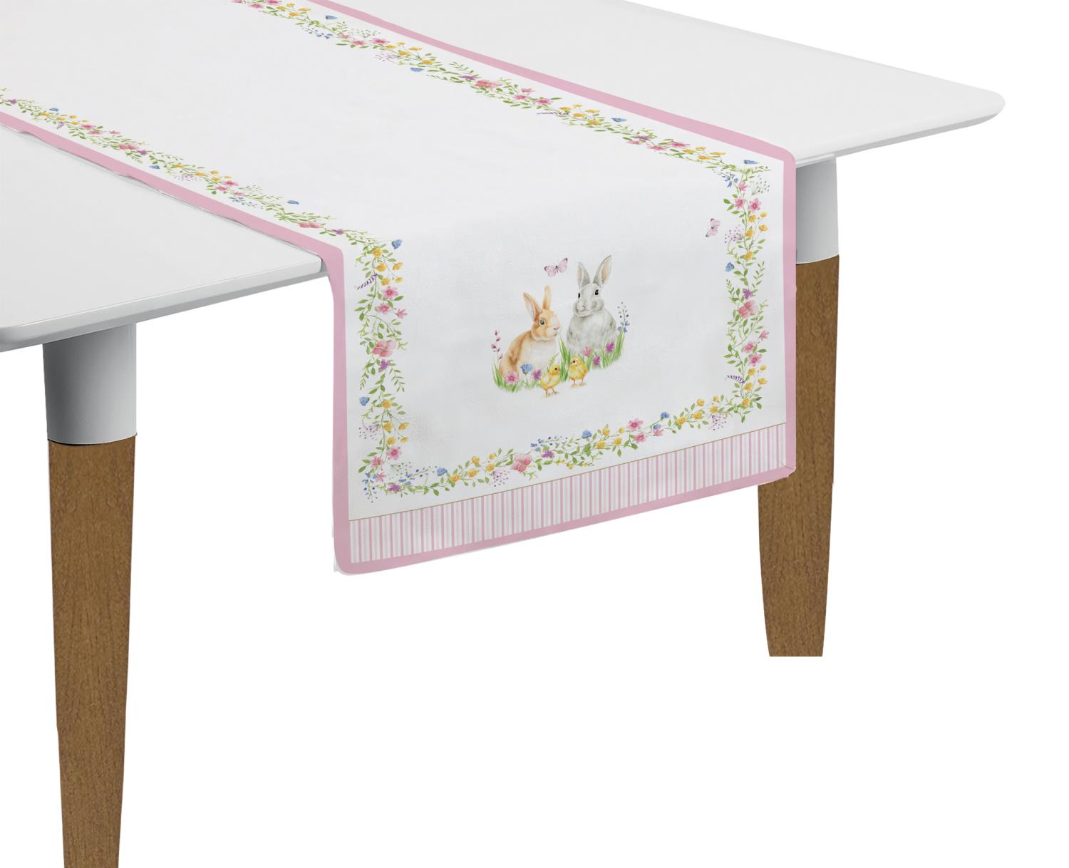 Tischläufer mit bunten Blumen und zwei Hasenmotiven auf weißem Hintergrund, umrandet von einer pinken Bordüre.
