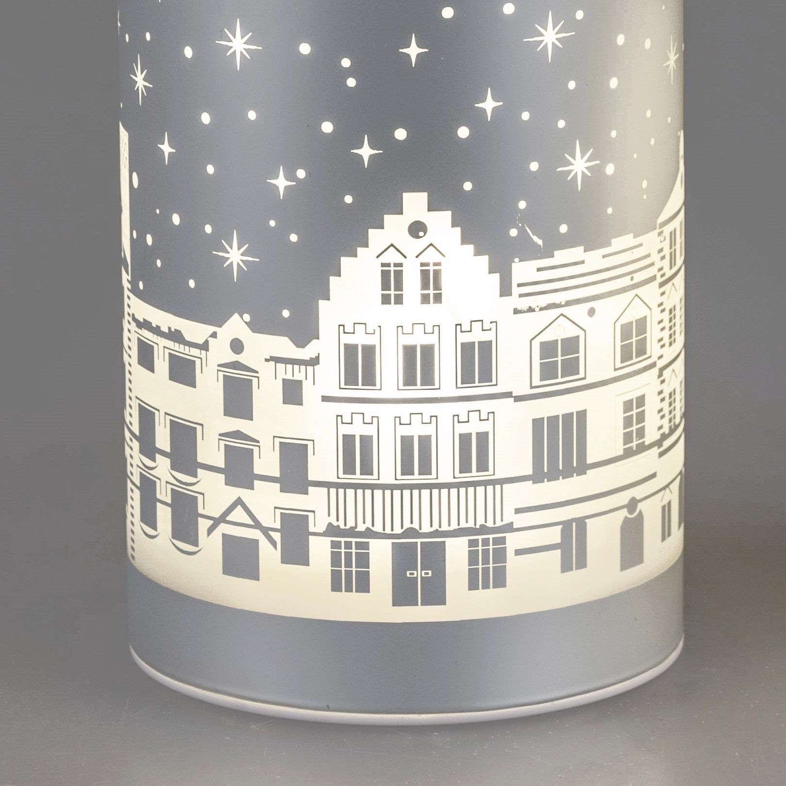 Illustration von Gebäuden mit Fenstern und Türen, umgeben von Sternen auf einem grauen Hintergrund.