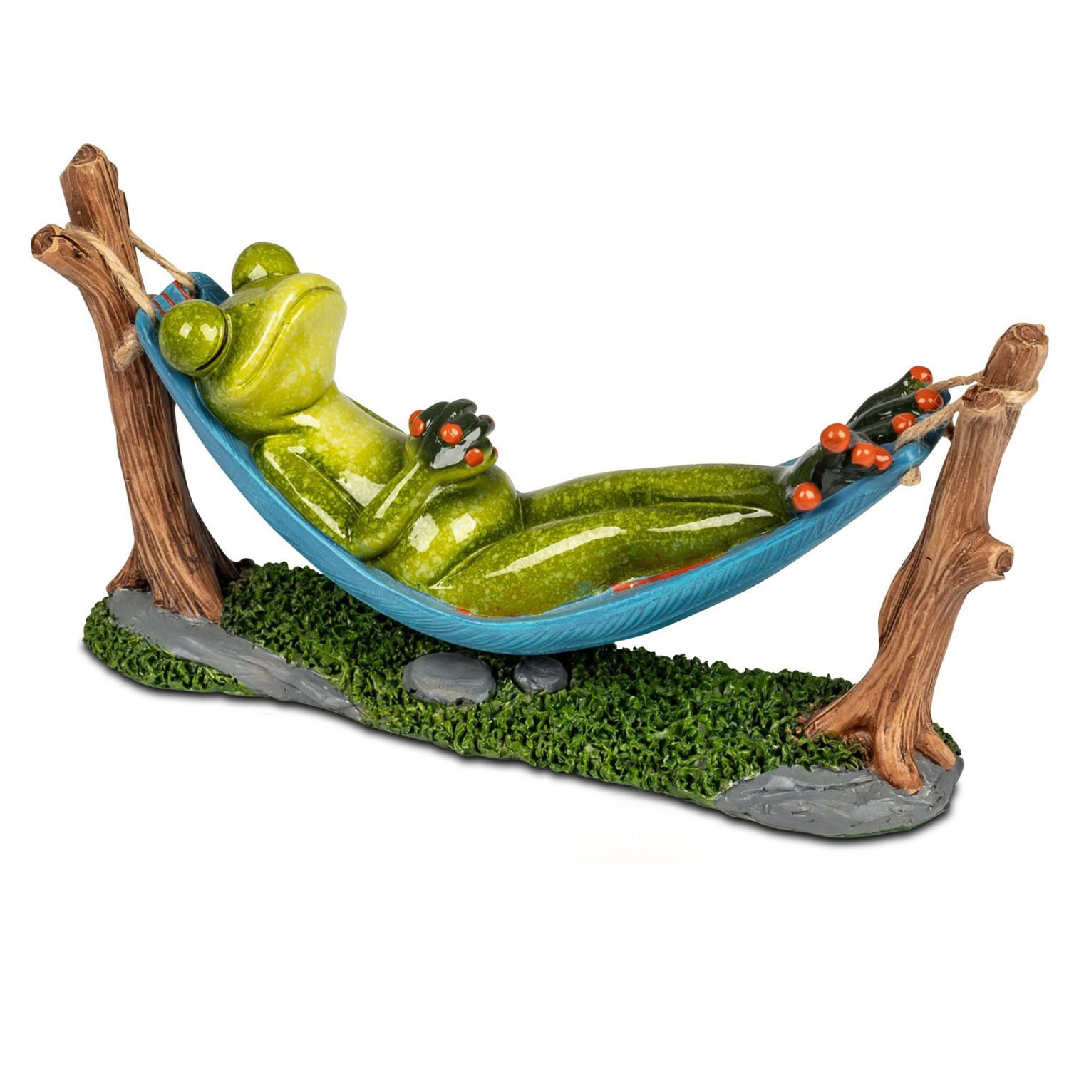 Grüne Froschfigur liegt entspannt in blauer Hängematte zwischen zwei Holzpfosten