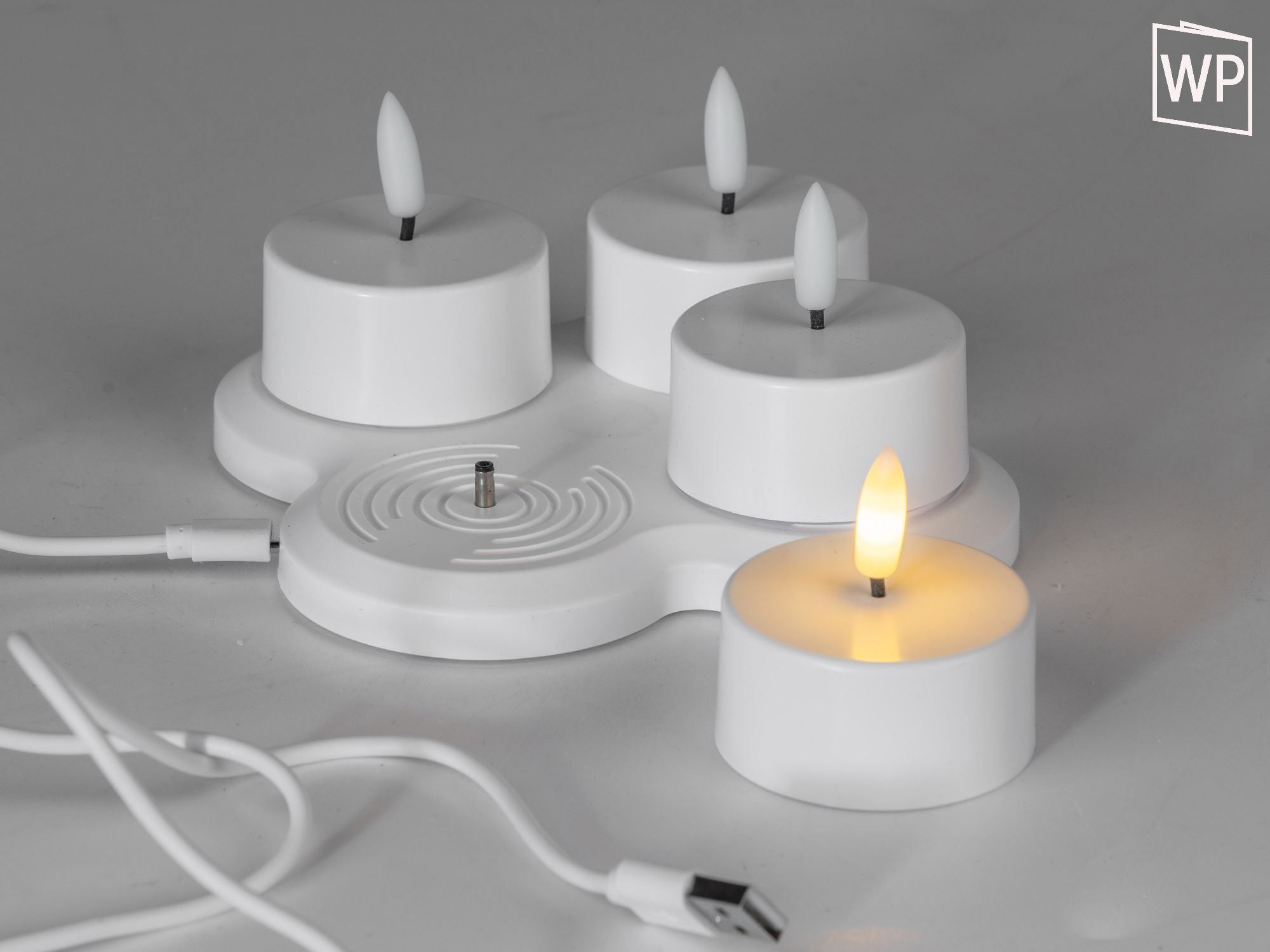 LED Maxi Teelichter 4 Stück Akkubetrieben mit Ladestation weiß Formano