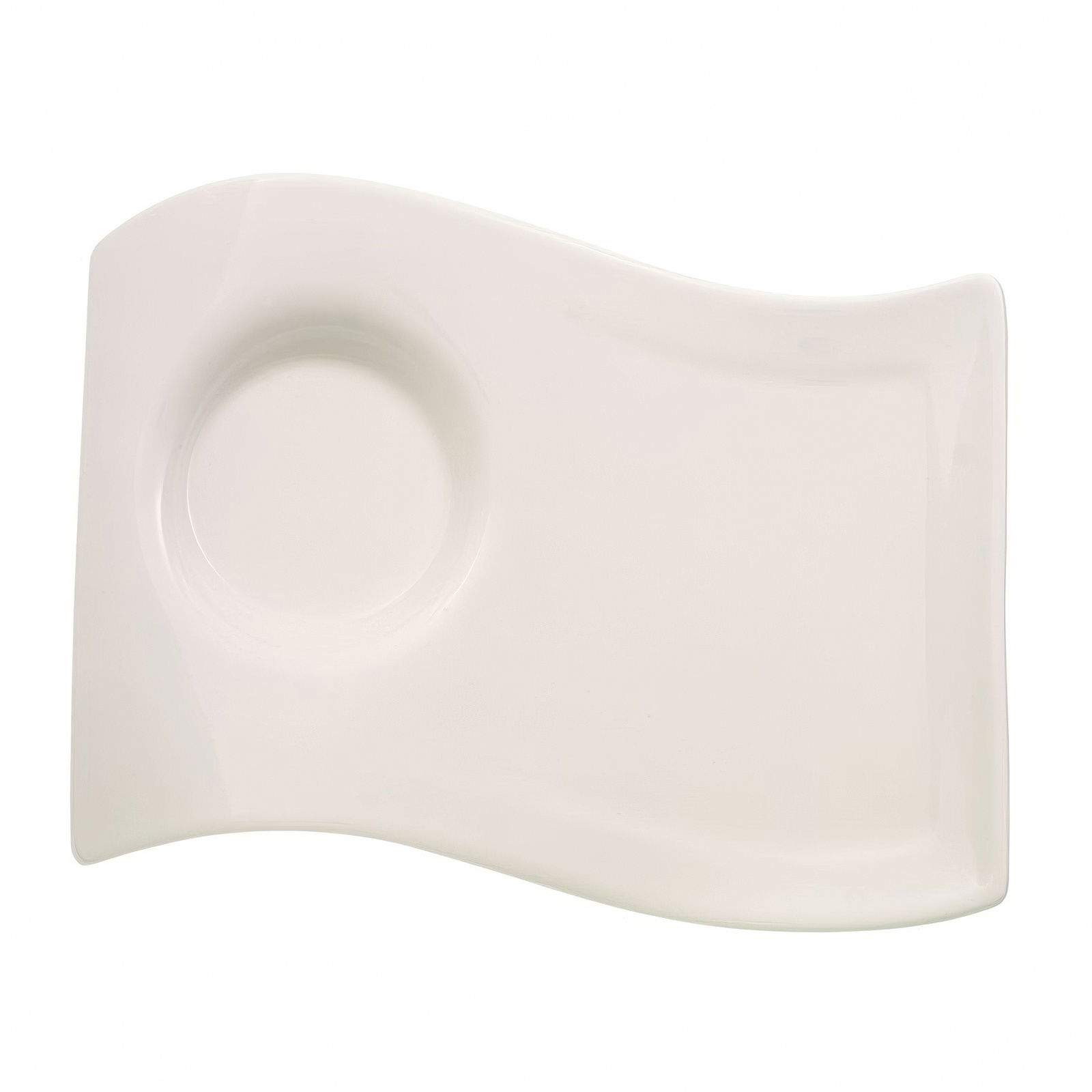 Weißes, wellenförmiges Teller mit einer runden Vertiefung auf der linken Seite. Der Hintergrund ist einfarbig.