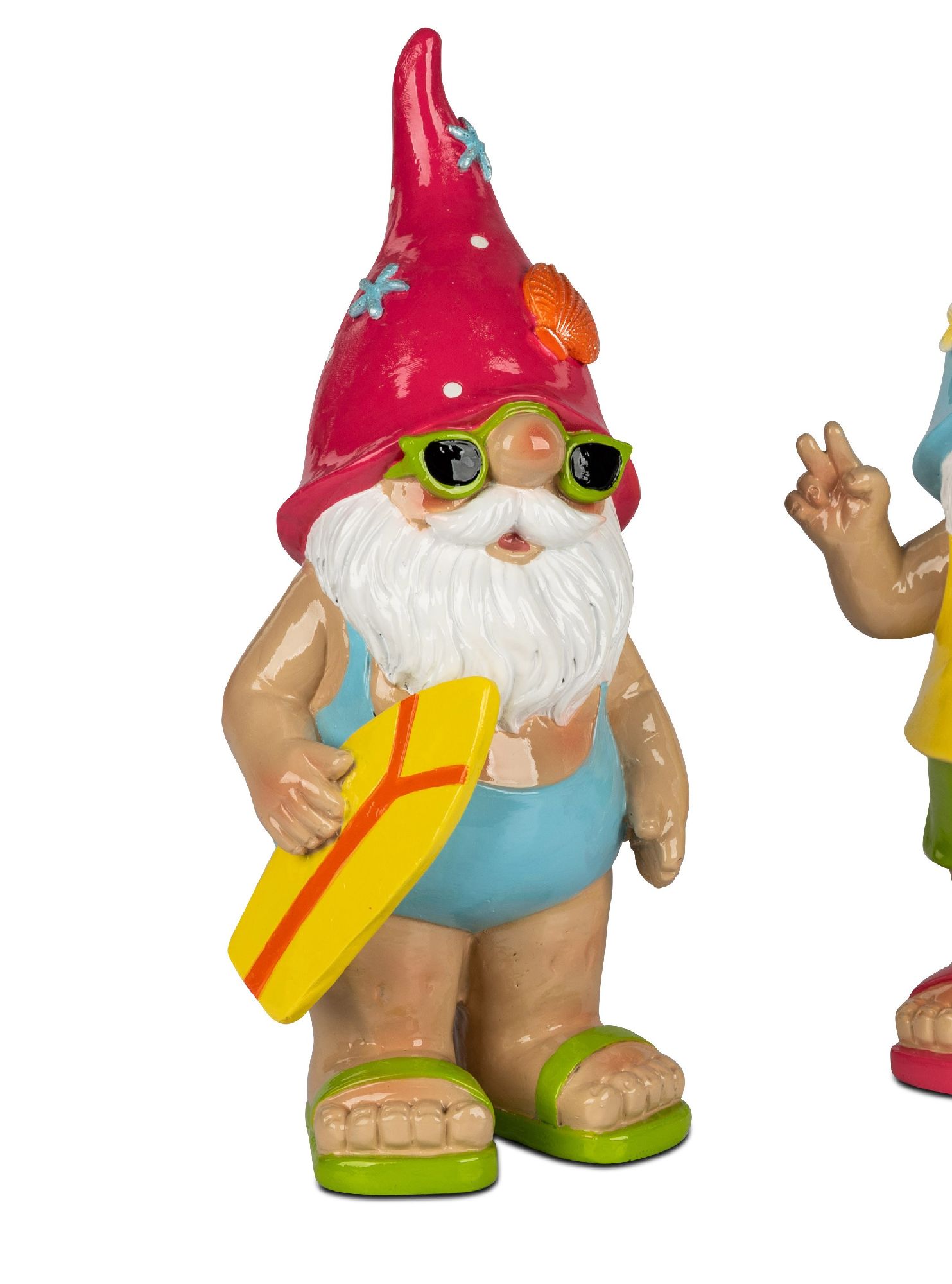 Zwei bunte Gartenzwerge in Badebekleidung, einer mit Sonnenbrille und Surfbrett, der andere mit fröh