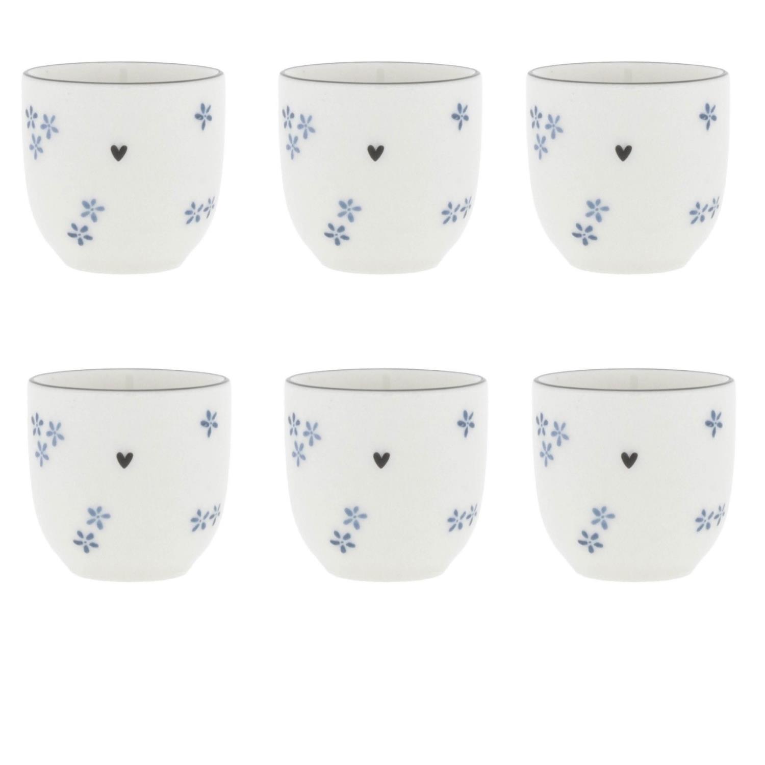 Sechs weiße Tassen mit blauen Blumenmustern und kleinen schwarzen Herzen, in zwei Reihen angeordnet.