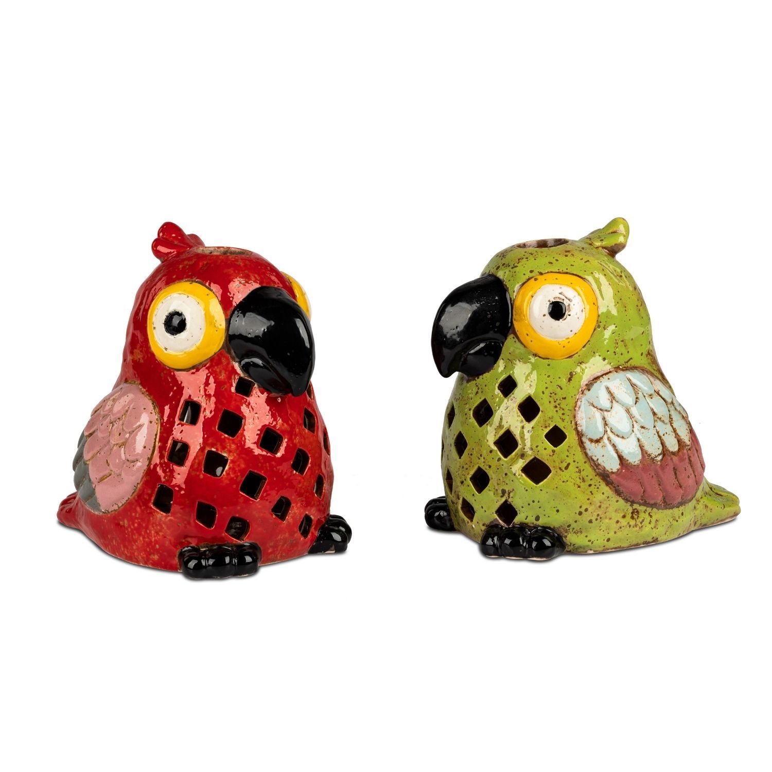 Zwei bunte Papageienfiguren aus Keramik mit Lochmuster, eine rot, eine grün, auf Weiß