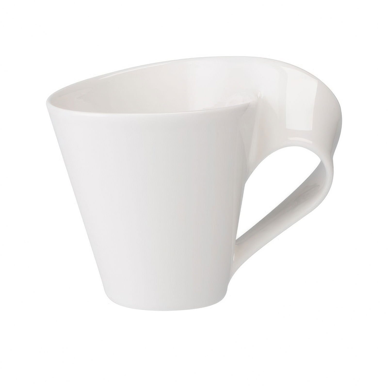 Weiße Tasse mit asymmetrischem Design und einem seitlichen Henkel. Die Oberfläche ist glatt und glän