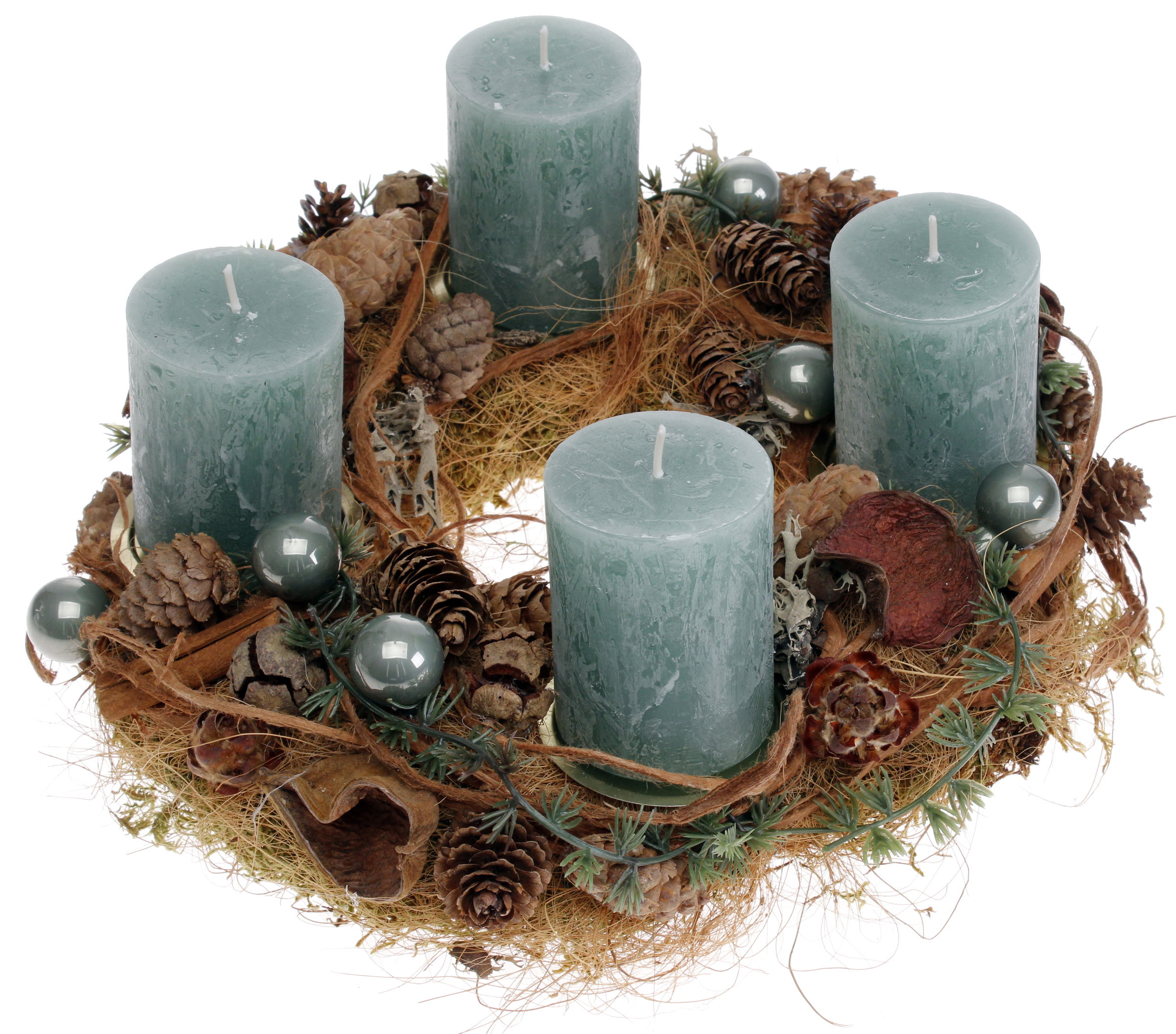 Ein Adventskranz mit vier grünen Kerzen, Tannenzapfen, Kugeln und dekorativem Moos.