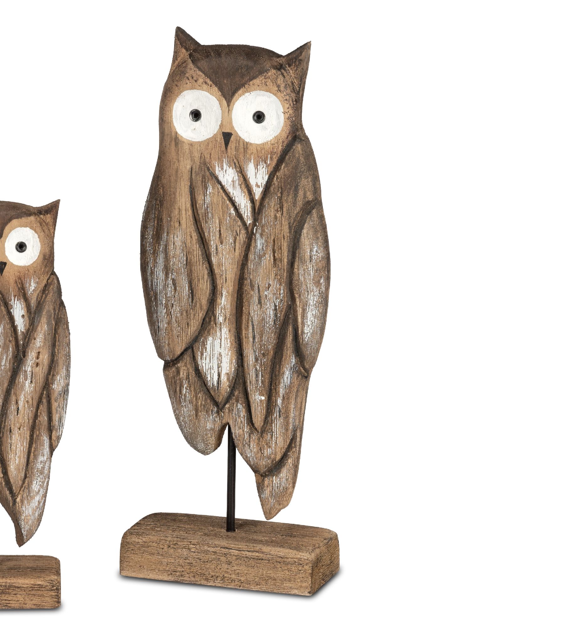 Zwei Holzfiguren von Eulen in verschiedenen Größen, mit großen Augen und detaillierter Federstruktur, auf stabilen Sockeln.