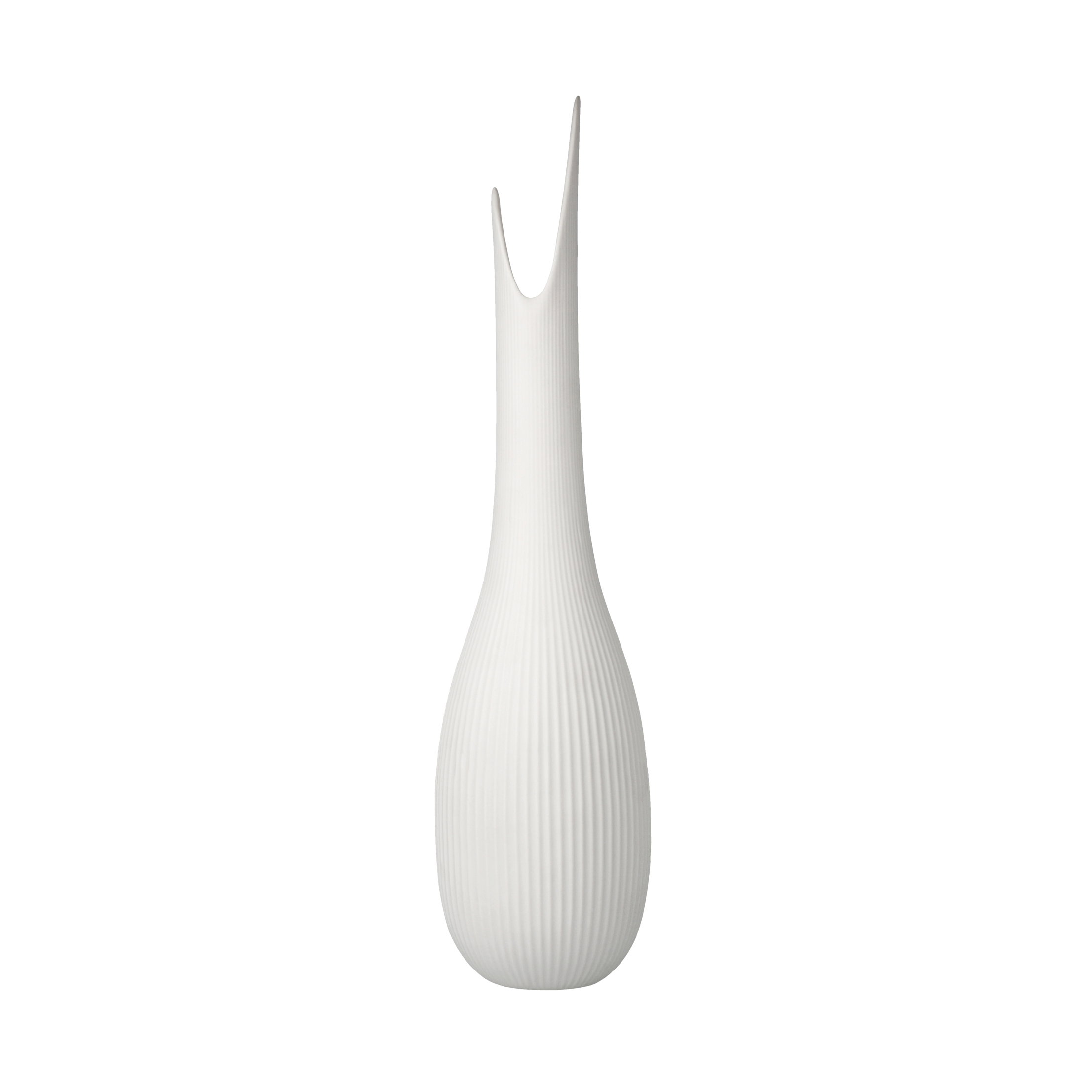 Eine hohe, schmale Vase in Weiß mit gerillter Oberfläche und zwei spitzen Ausbuchtungen an der Oberseite.