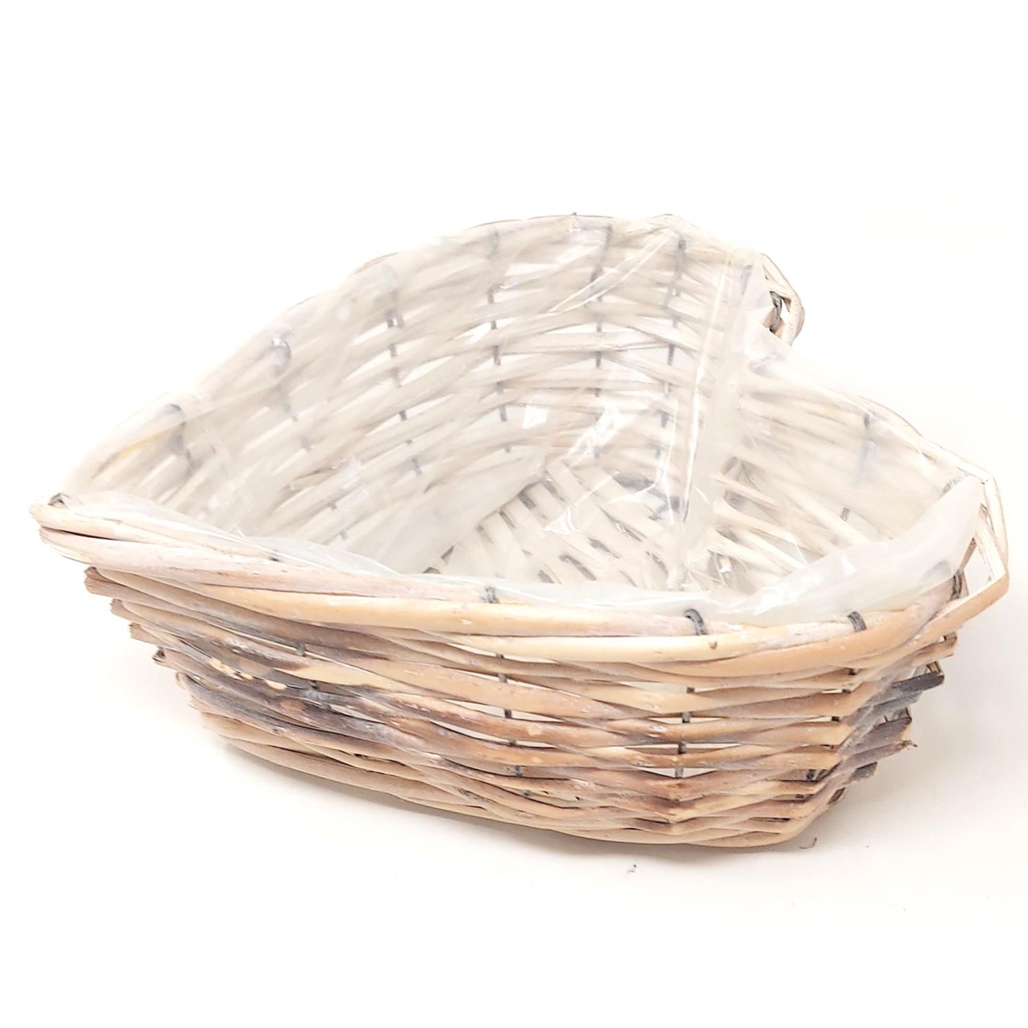 Ein rechteckiger Korb aus geflochtenem Material, teilweise mit Plastikfolie umwickelt. Der Korb hat eine helle Farbe.