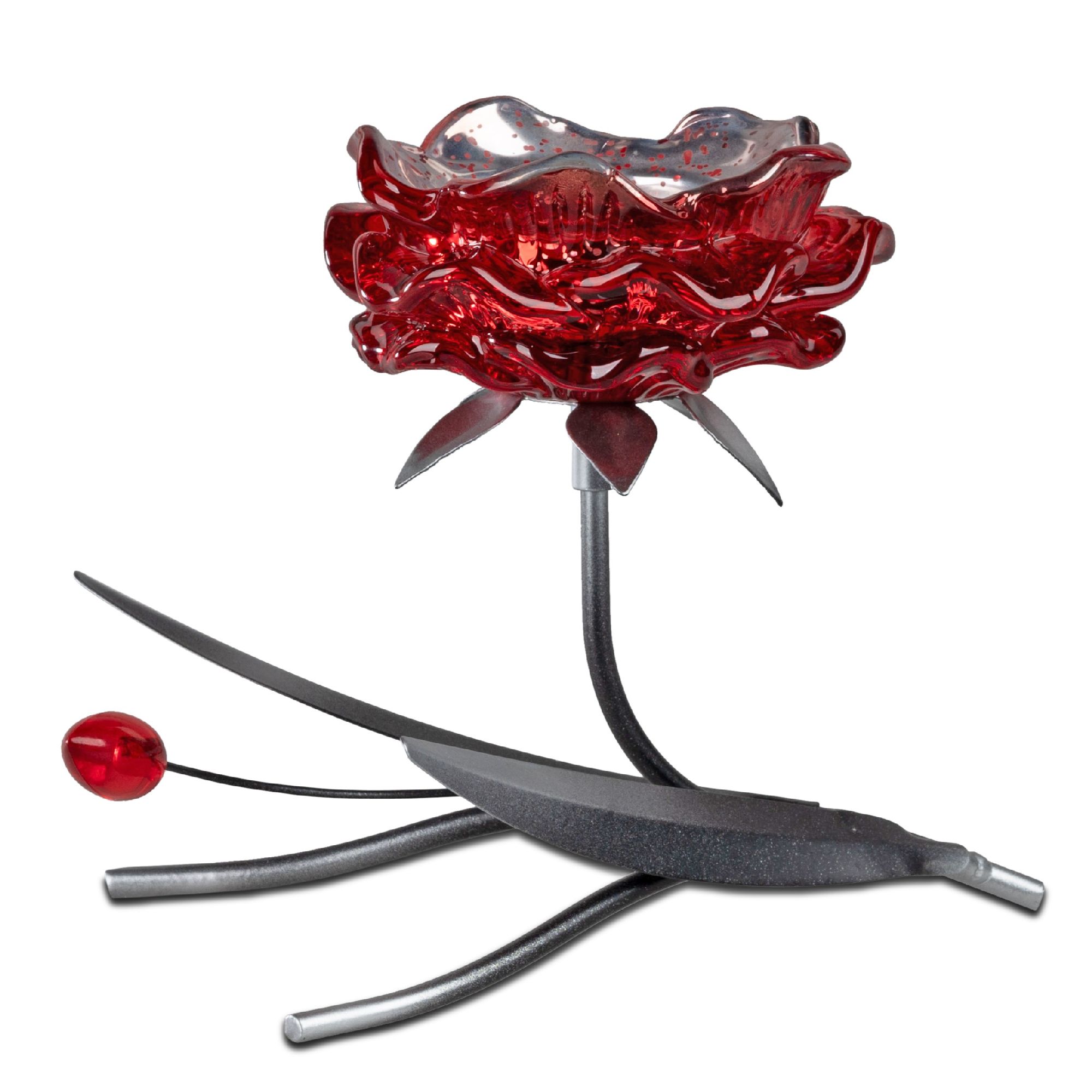 Rote Glasblume mit gewellten Blütenblättern auf einem metallischen Stängel, umgeben von zwei grünen