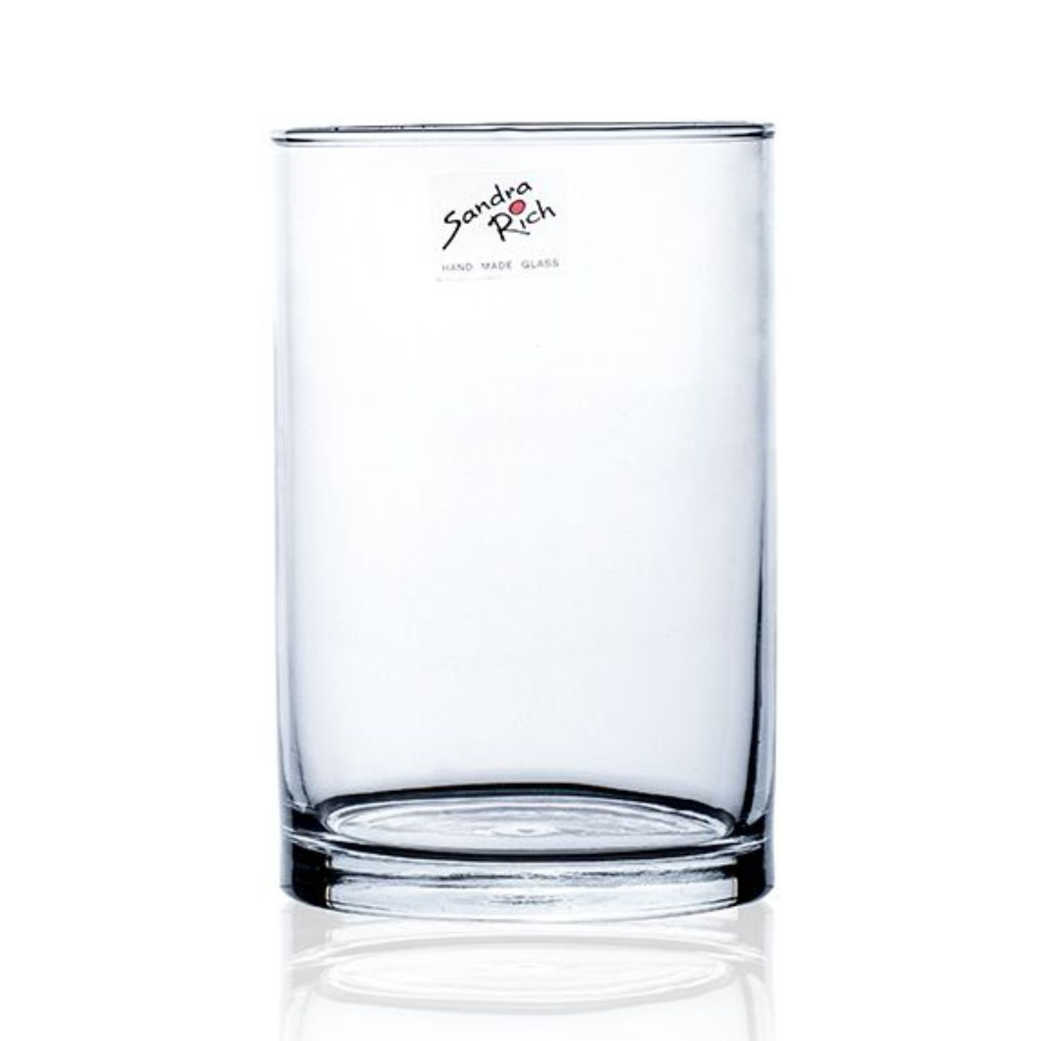 Zylindrische transparente Glasvase auf weißem Hintergrund