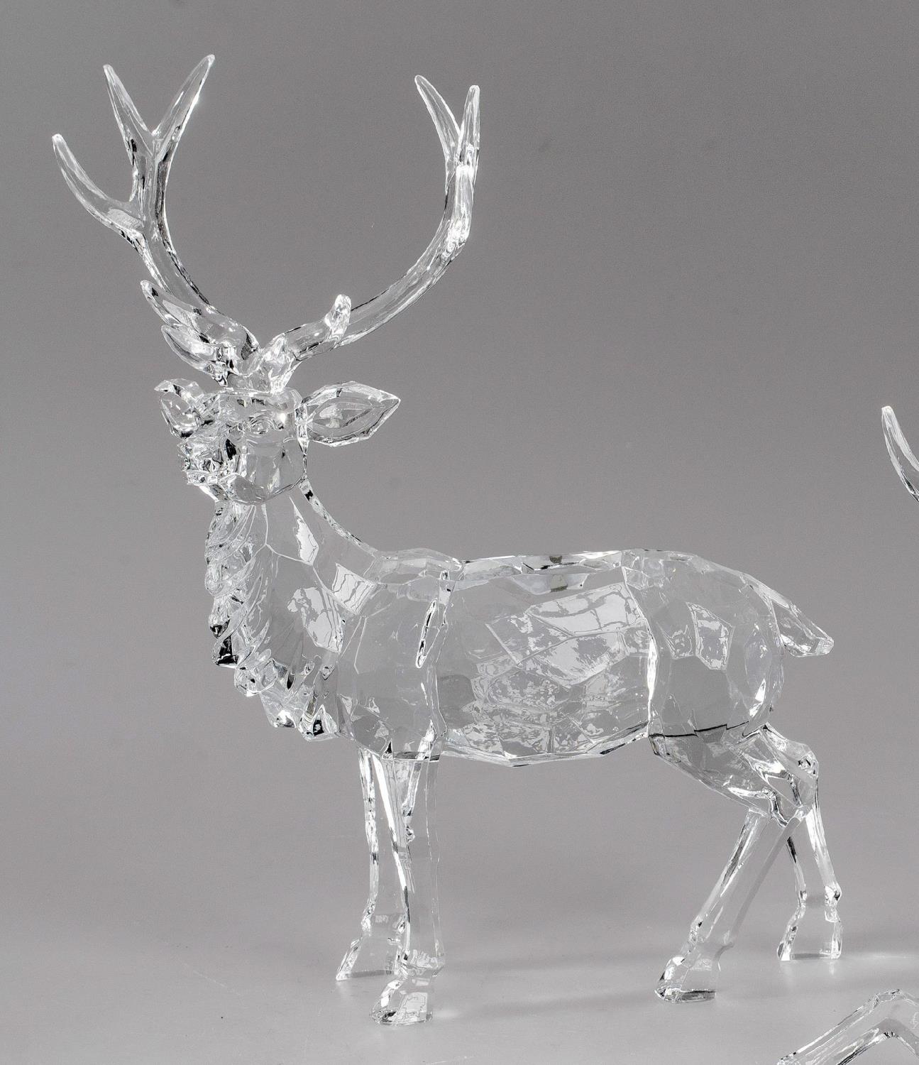 Durchsichtige, gläserne Figur eines Rehs mit ausgeprägten Geweih und detaillierter Körperform auf gr