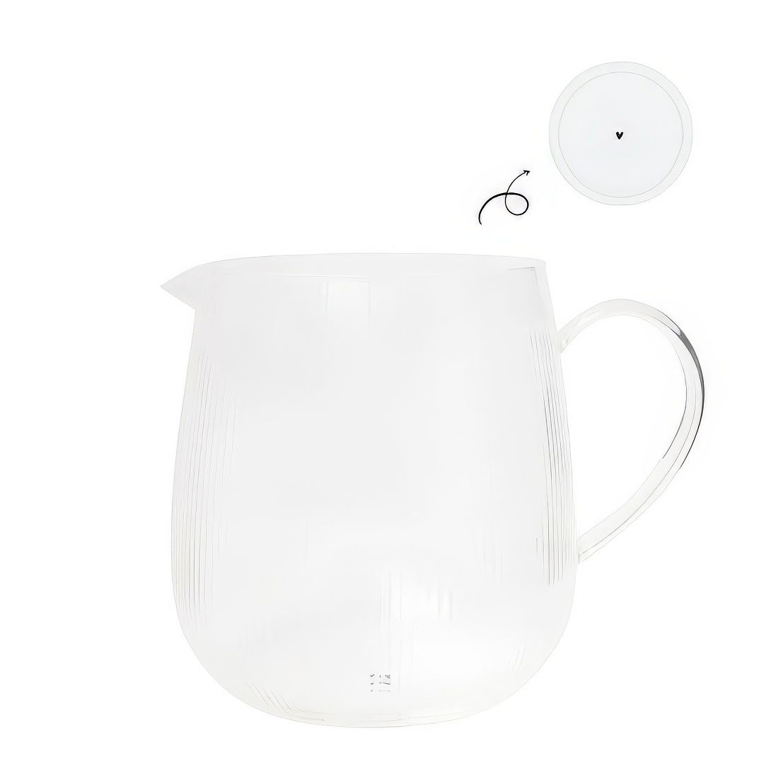 Ein transparenter Krug mit einem leicht geschwungenen Griff und einer schmalen Ausgusskante. Daneben liegt ein runder Deckel.