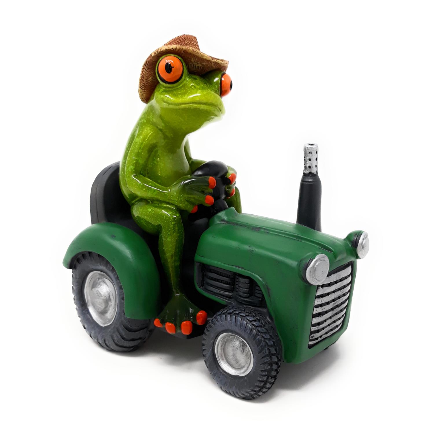 Eine grüne Froschfigur mit großen Augen und einem Hut sitzt auf einem kleinen grünen Traktor und häl