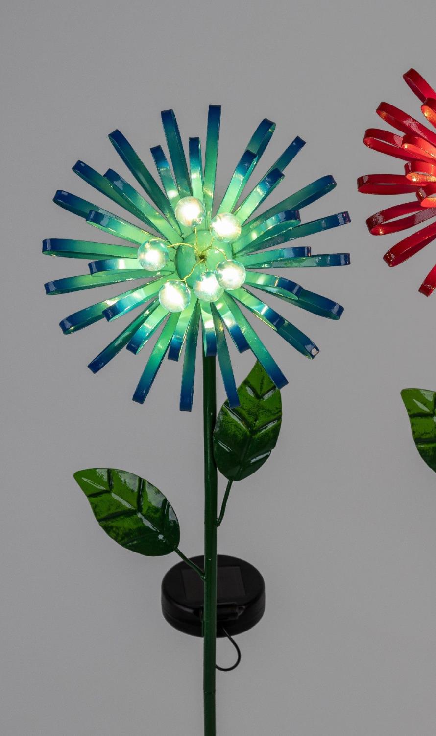 Bunte, leuchtende Blumen aus Kunststoff mit grünen Blättern und einem Solarpanel am Stängel, vor neutralem Hintergrund.