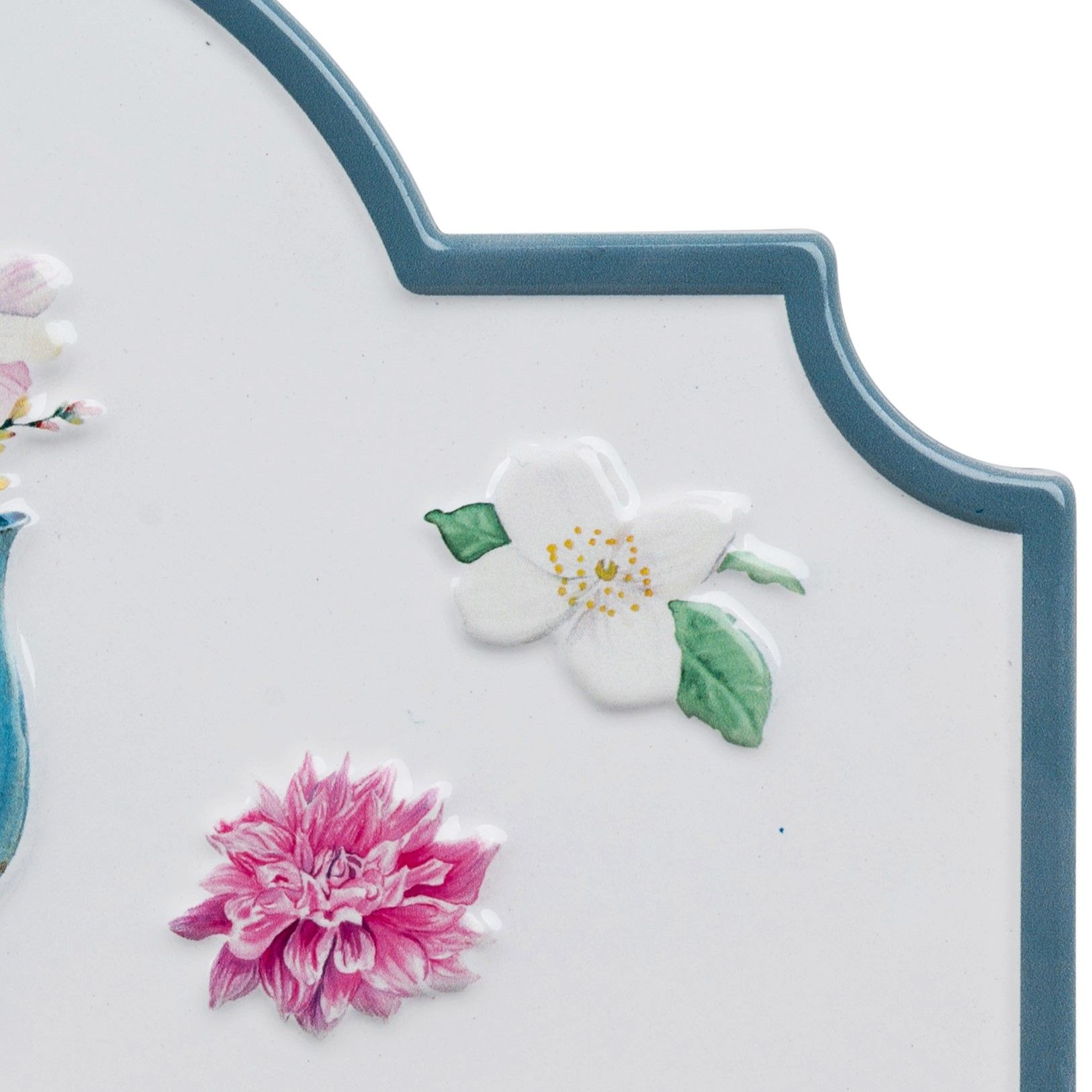 Dekoratives Element mit einer blauen Umrandung und floralen Motiven in Weiß und Pink auf einem weißen Hintergrund.