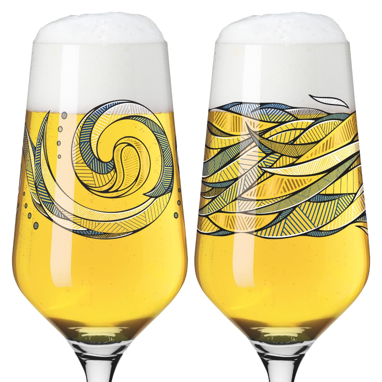 Zwei Gläser mit hellem Bier und schaumiger Krone, verziert mit unterschiedlichen grafischen Mustern.