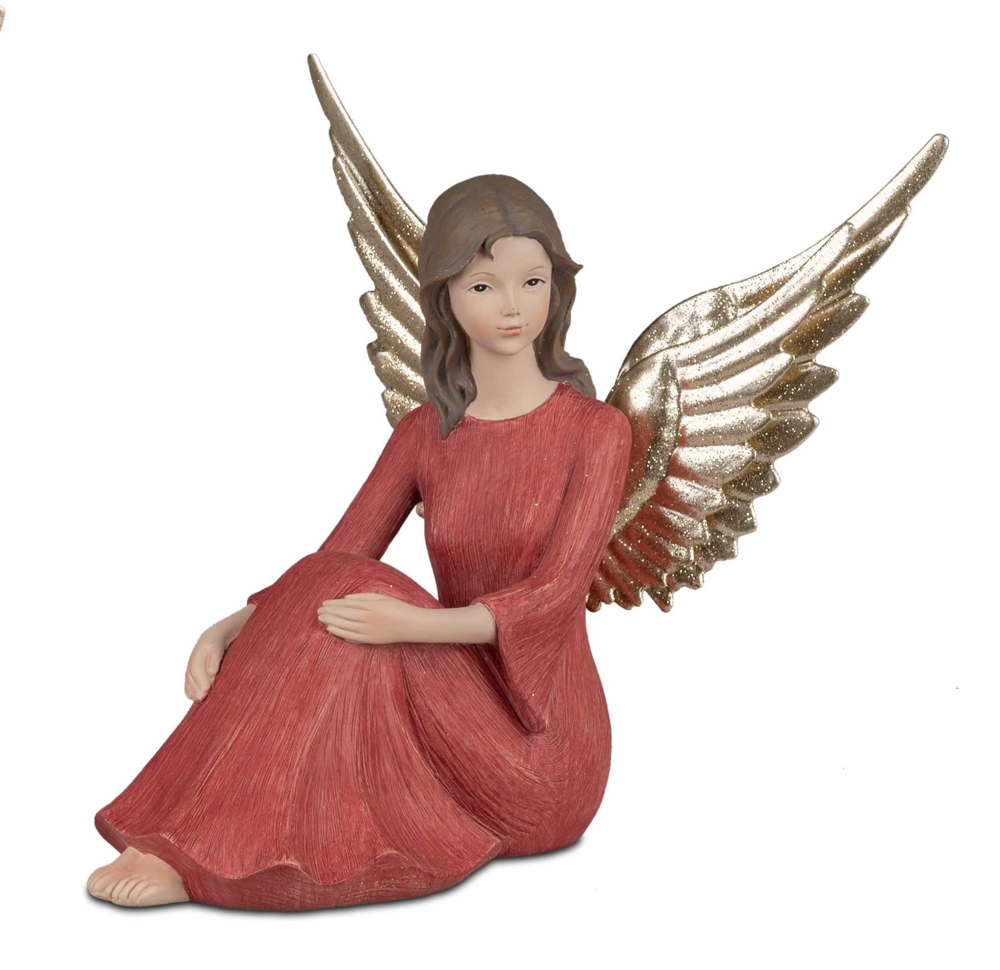 Eine sitzende Engelstatue mit goldenen Flügeln und rotem Kleid, die eine ruhige Ausstrahlung hat.