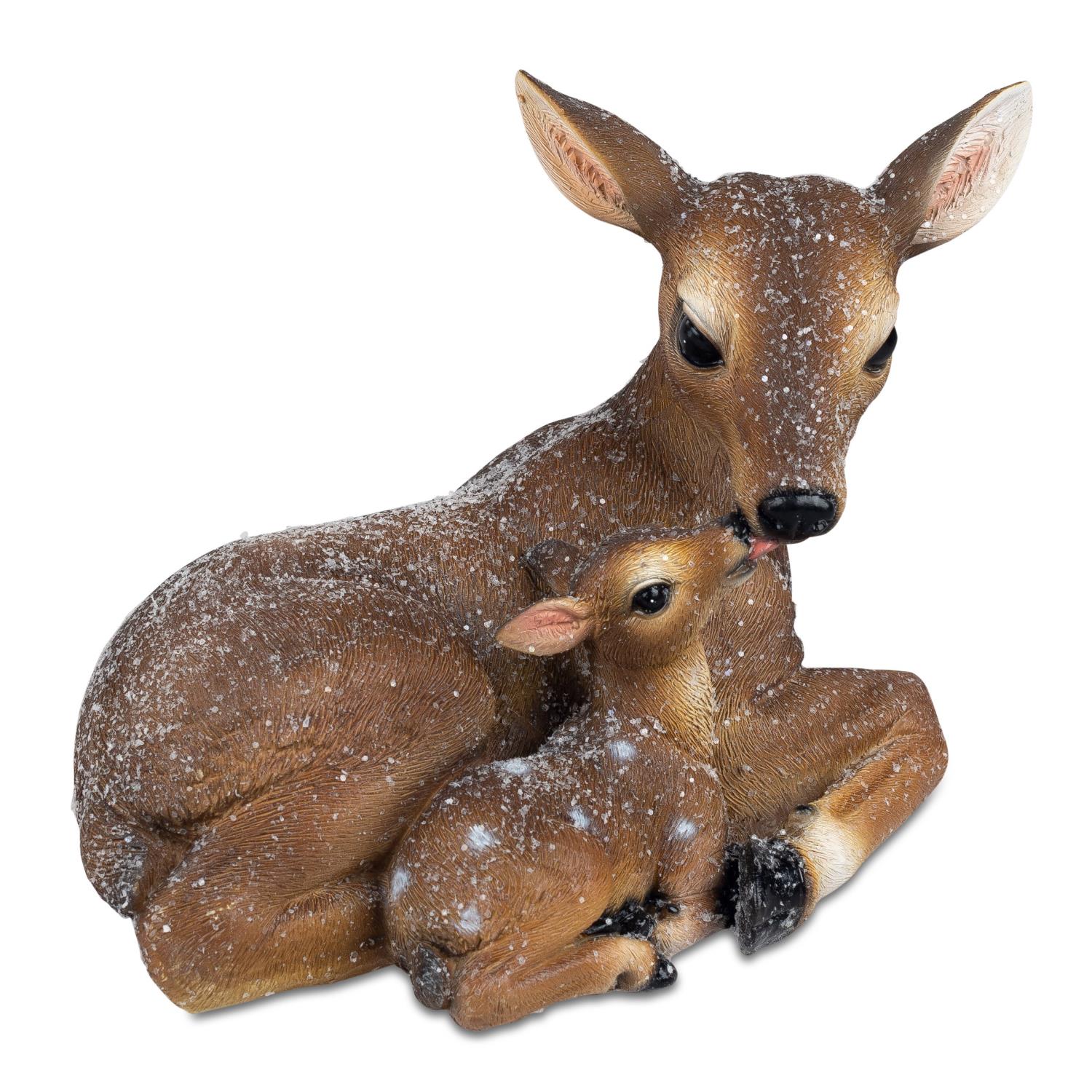 Eine Mutter- und ein Jungtier-Reh aus Kunststoff, mit einer schneebedeckten Oberfläche, in einer ruh
