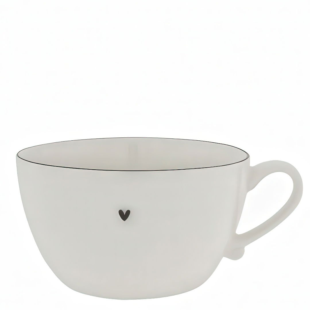 Weiße Tasse mit einem schwarzen Rand und einem kleinen Herzsymbol auf der Vorderseite. Sie hat einen seitlichen Henkel.