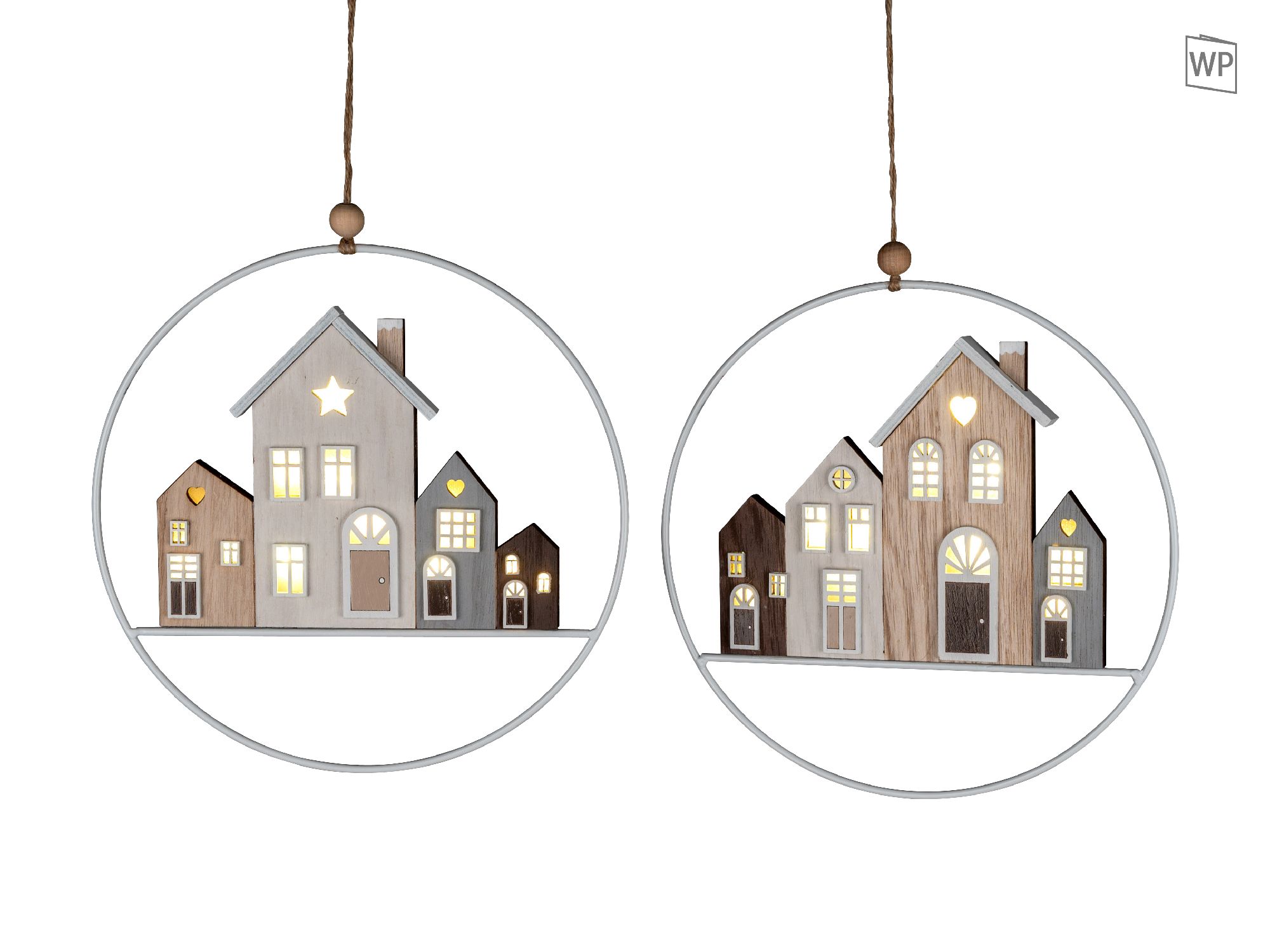 Zwei hängende, runde Dekorationen mit stilisierten Holzhäusern in verschiedenen Farben und Formen, t