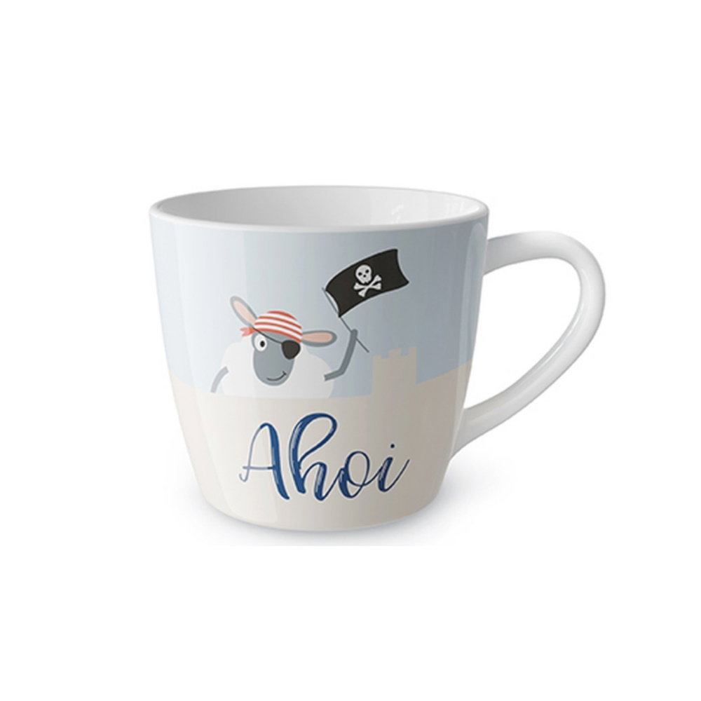 Tasse mit einem Schaf in Piratenkleidung, das eine schwarze Flagge hält. Darunter steht das Wort "Ahoi".