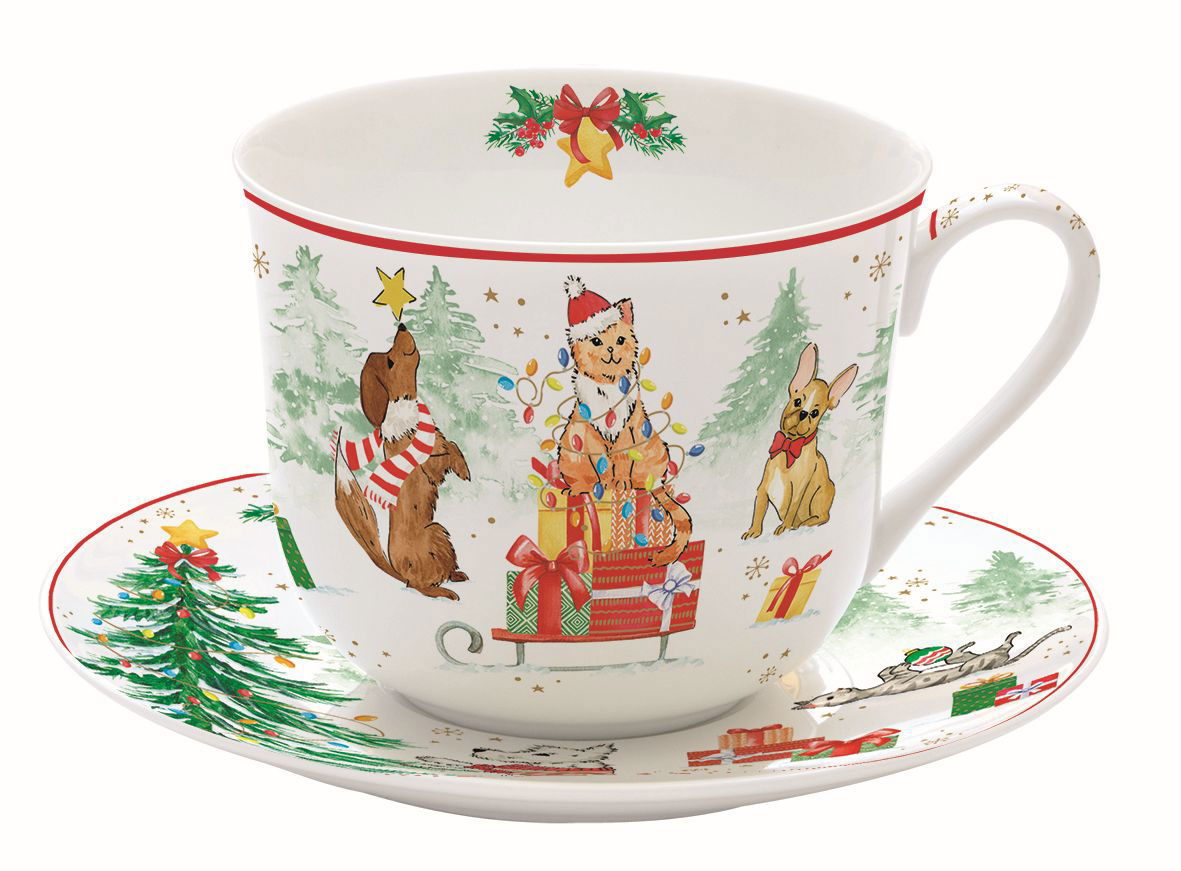 Eine dekorative Tasse mit Weihnachtsmotiven, die Tiere und Geschenke zeigt, steht auf einem passenden Unterteller.