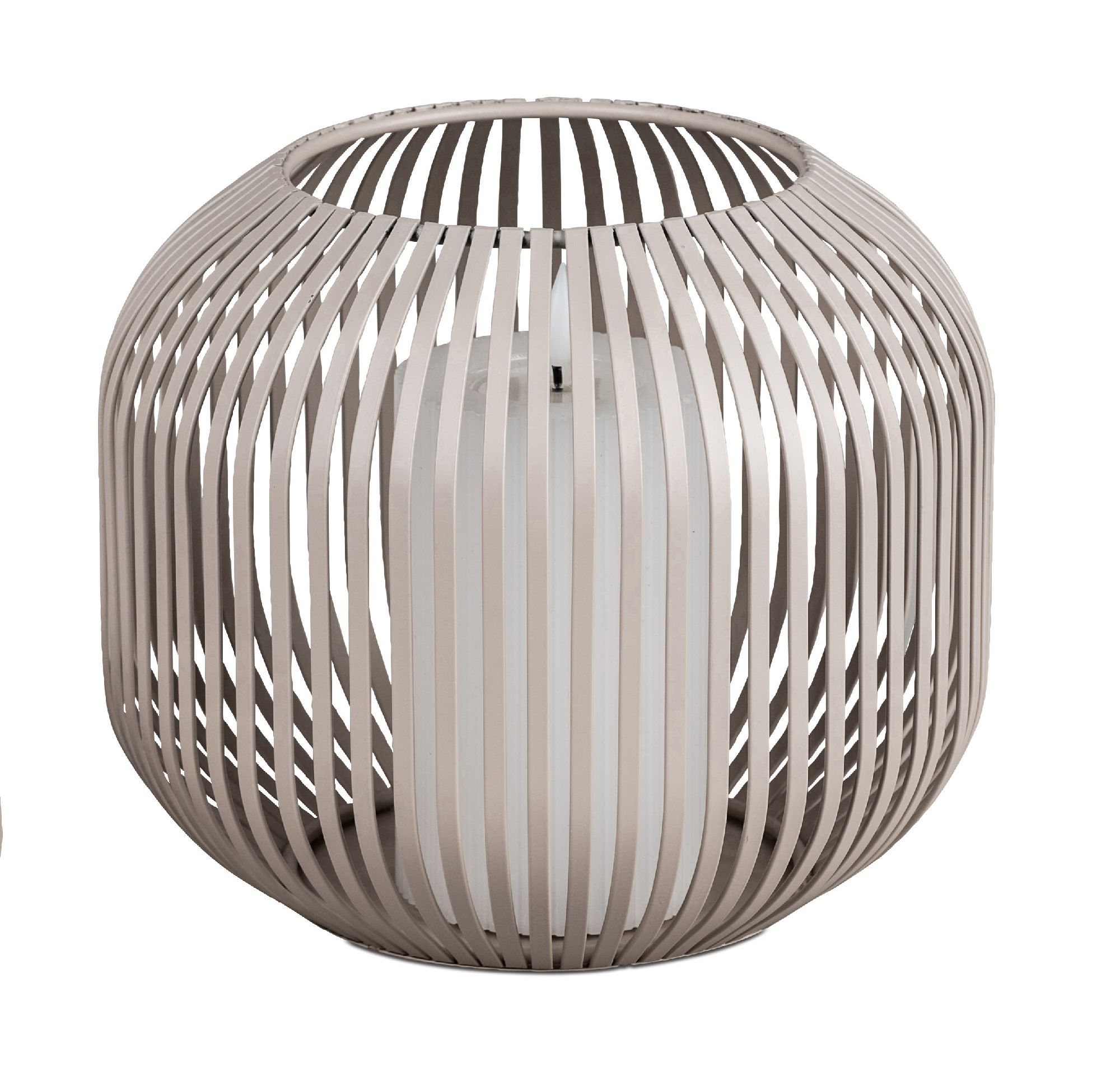 Eine runde Lampe mit einem Gitterdesign aus schmalen, vertikalen Streifen und einer weißen Kerze im Inneren.