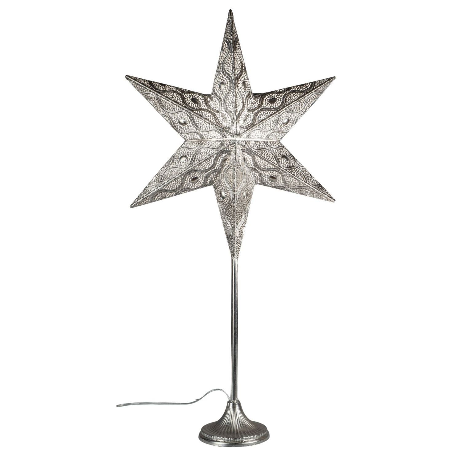 Ein silberner, sternförmiger Lampenschirm mit filigranen Mustern auf einem schmalen Standfuß. Kabel