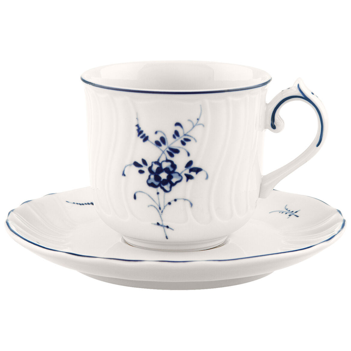 Weiße Tasse mit blauen Blumenmustern und geschwungenem Henkel, auf einem passenden Unterteller.