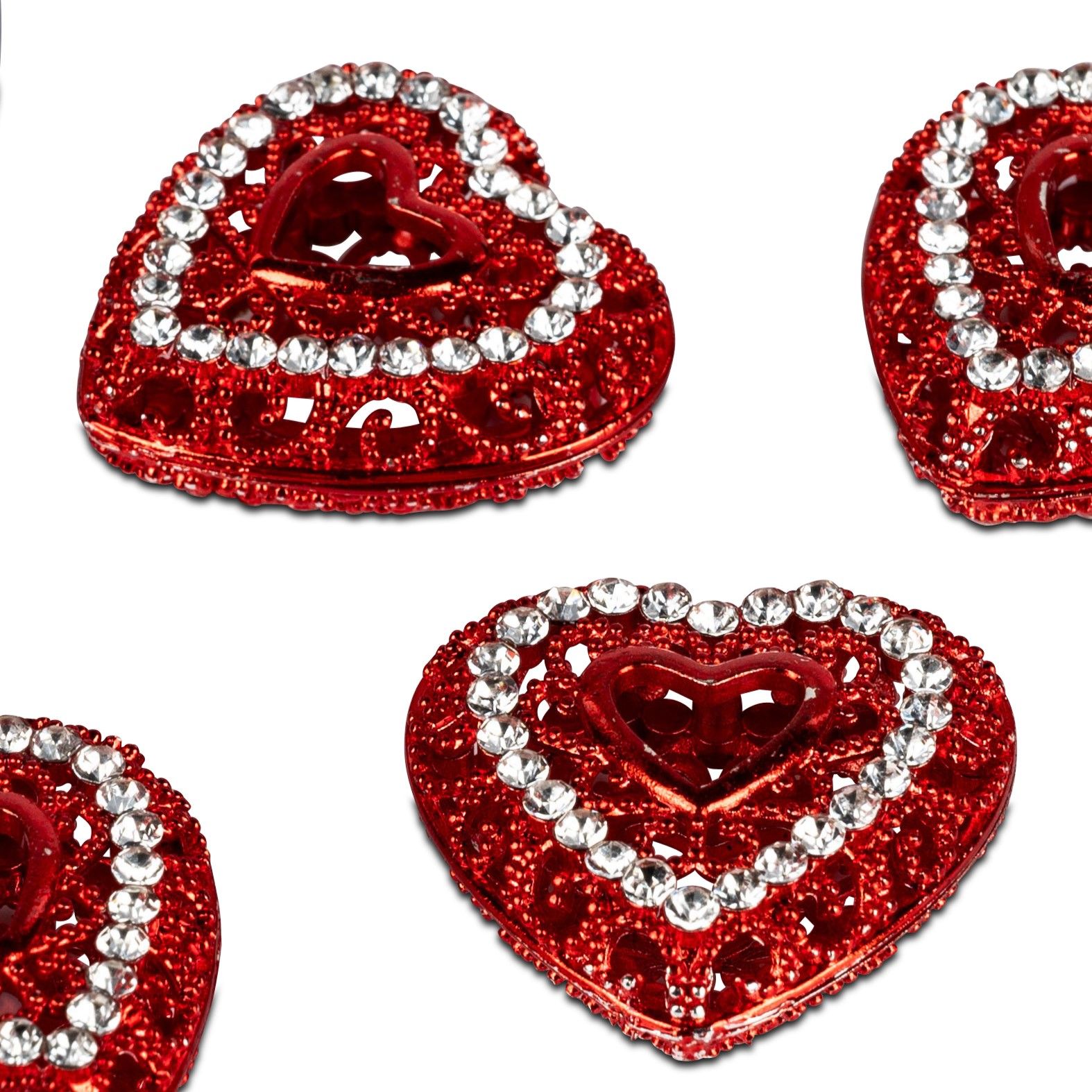 Vier rote Herzformen mit glitzernden Strasssteinen, auf weißem Hintergrund angeordnet.