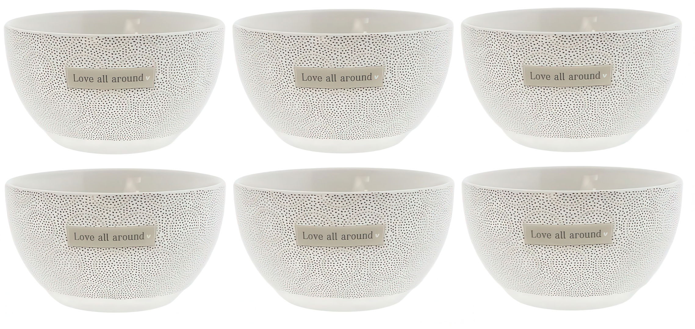 Sechs weiße Schalen mit einem strukturierten Muster und einem Aufkleber mit der Aufschrift „Love all around“.