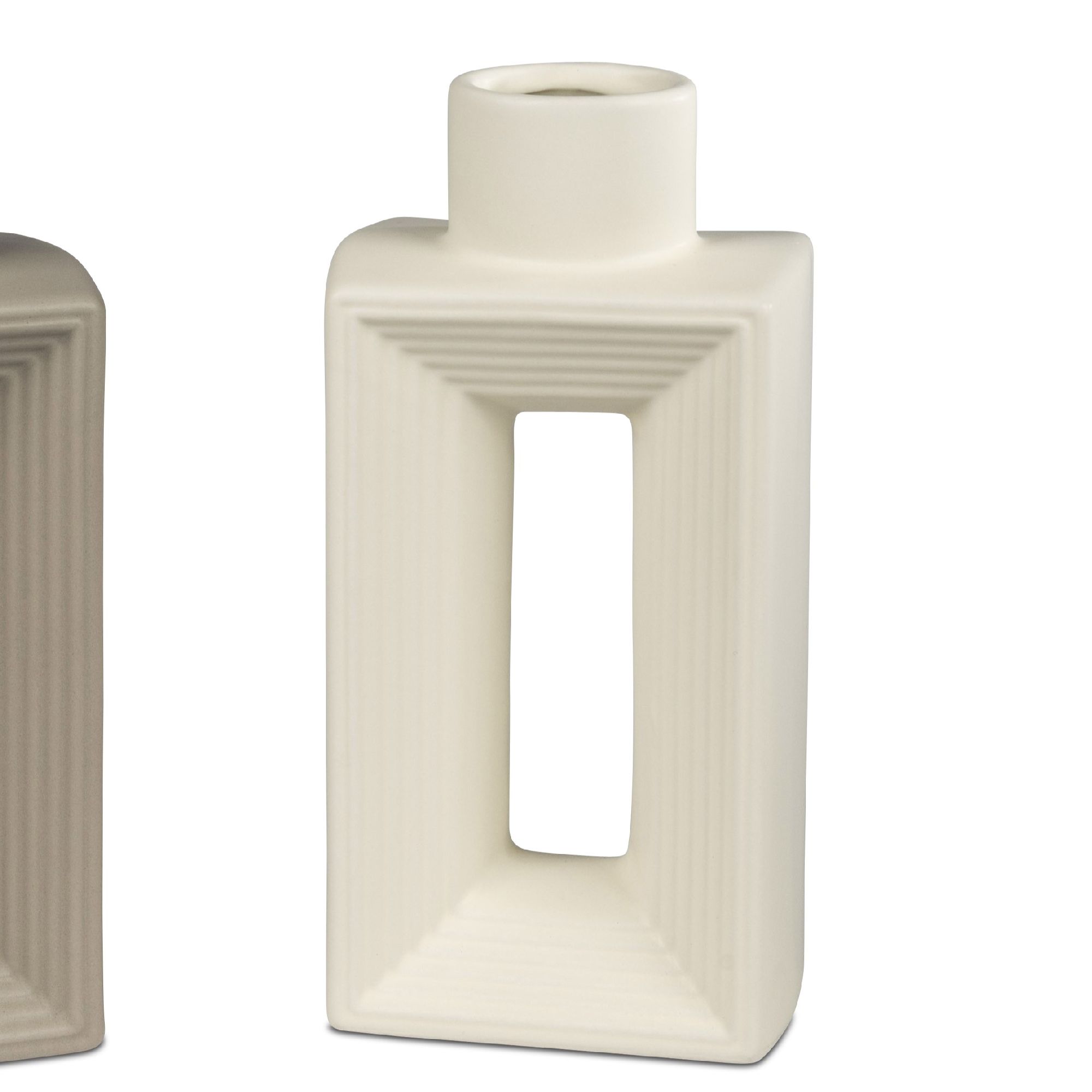 Zwei Vasen in rechteckiger Form, eine in hellem Beige und eine in Weiß, mit strukturierten Oberflächen und einem runden Öffnung.