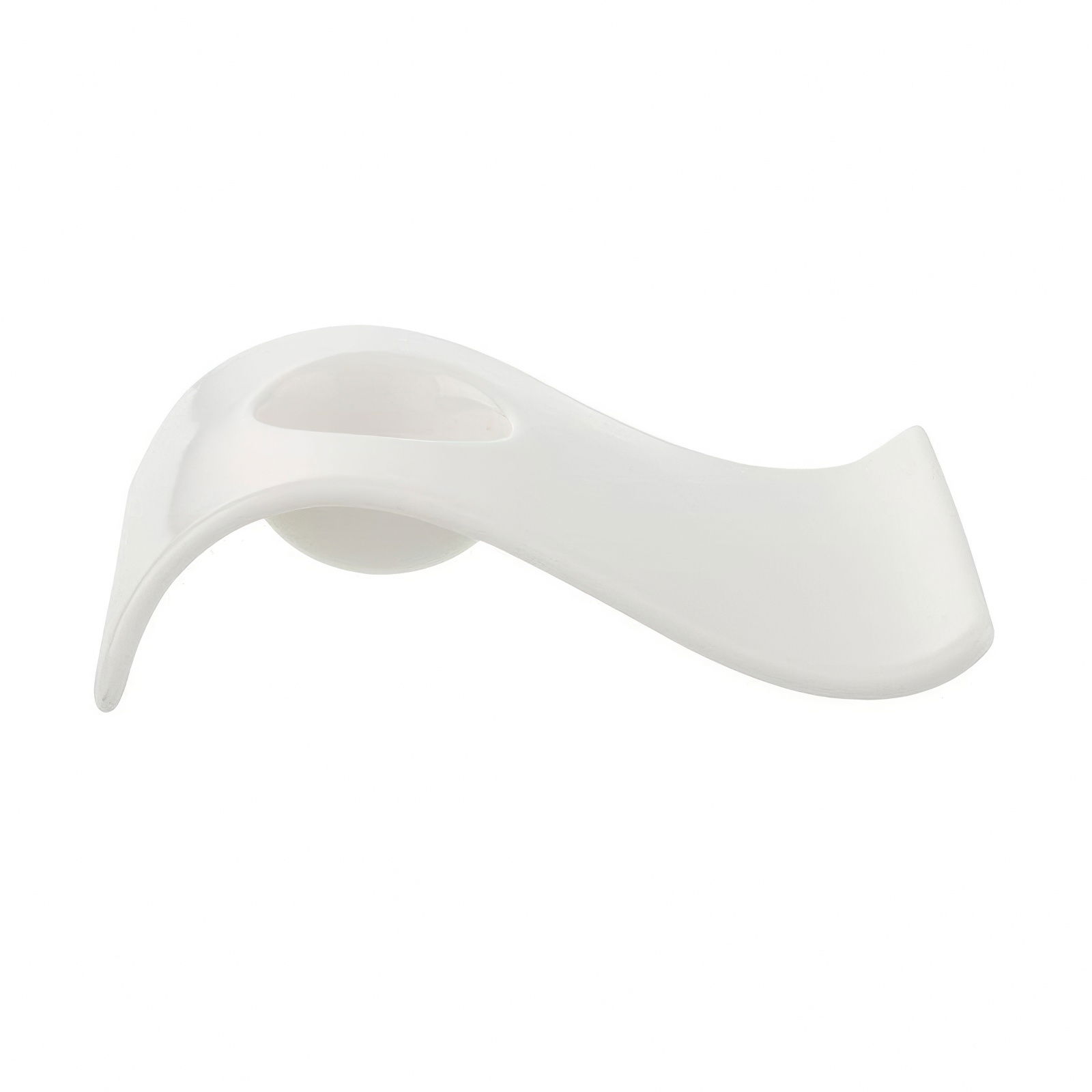 Weißes, geschwungenes Objekt mit einer runden Vertiefung, das auf einer Seite eine abgerundete Kante hat.