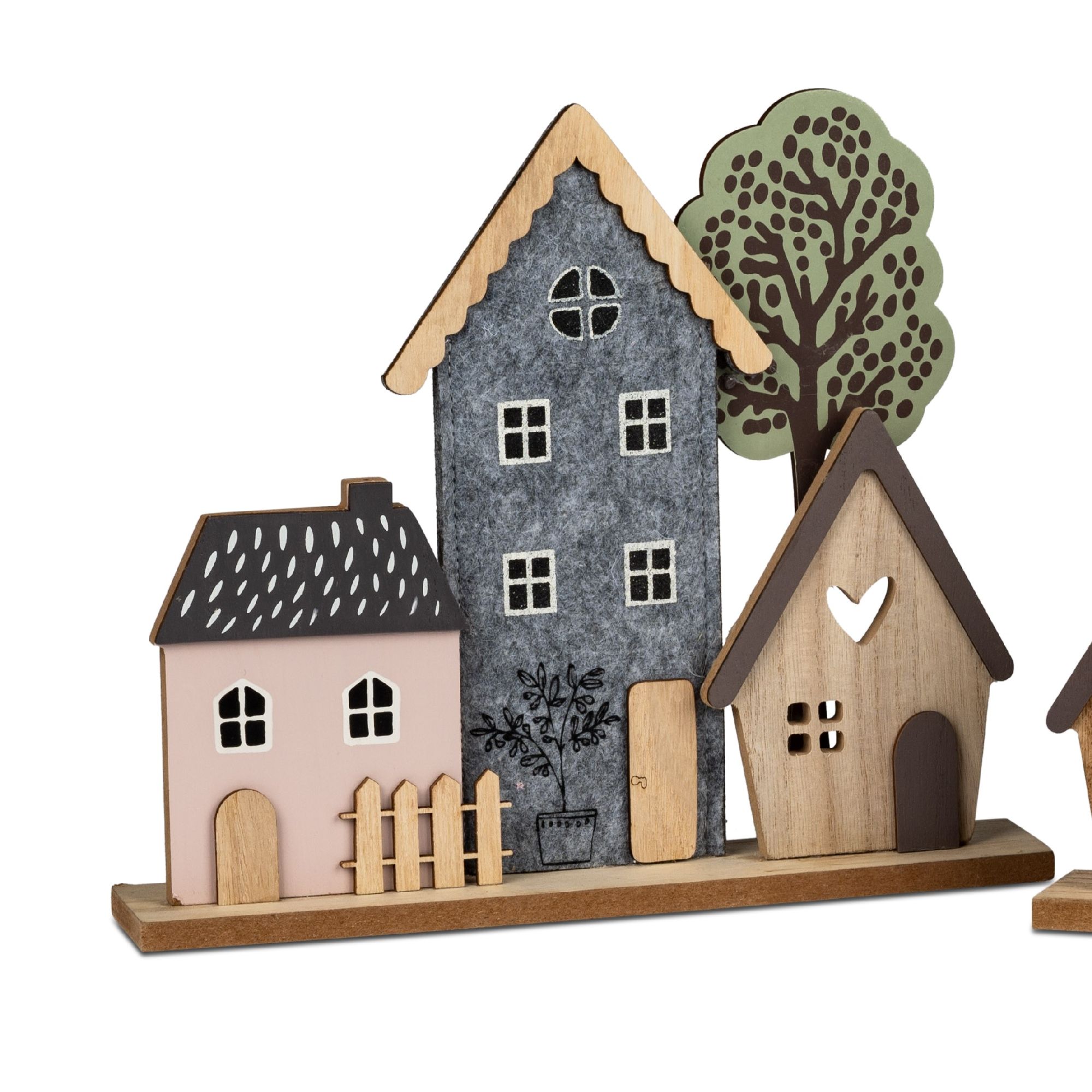 Drei stilisierte Holzhäuser in verschiedenen Farben und Formen, umgeben von einem Baum. Ein Zaun ist