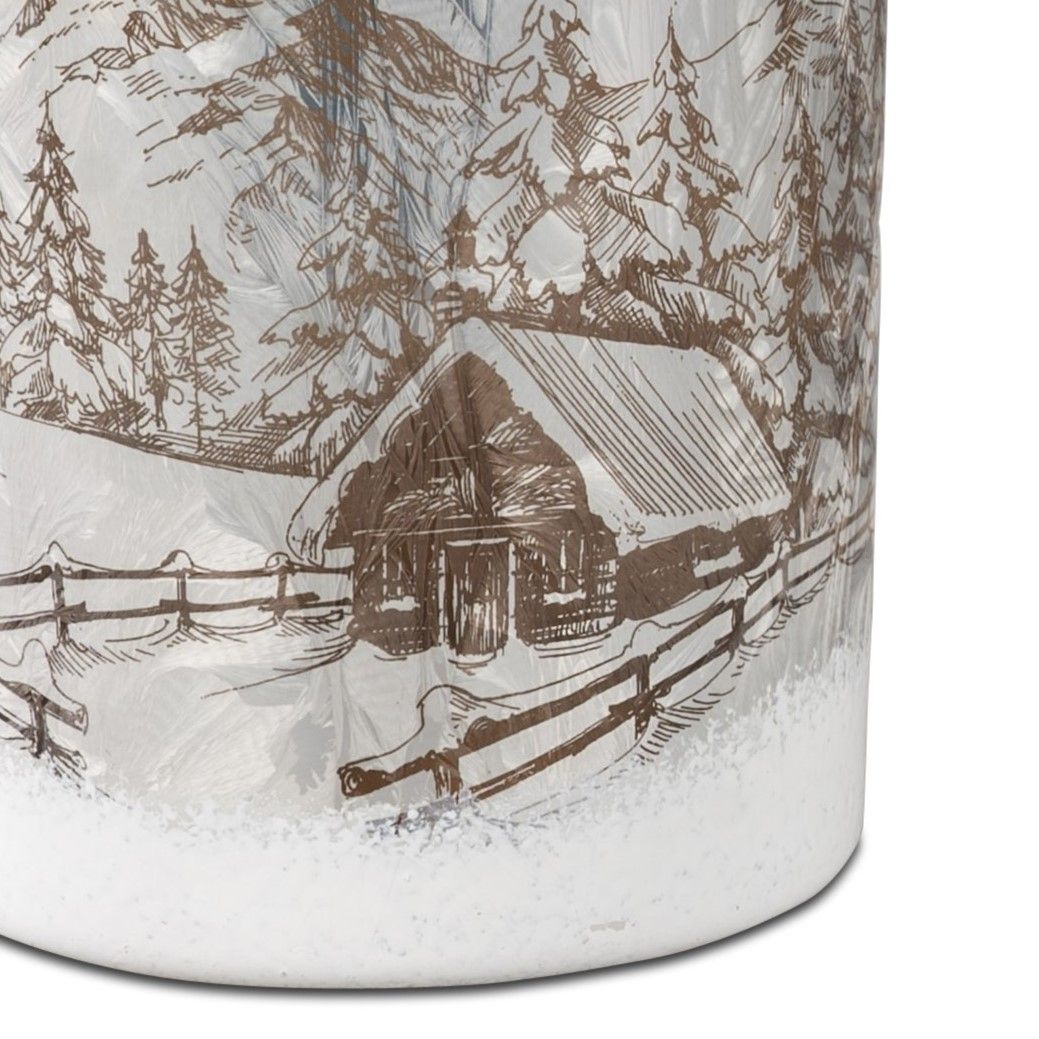 Eine winterliche Landschaft mit einem Holzhaus, umgeben von schneebedeckten Bäumen und einem Zaun.