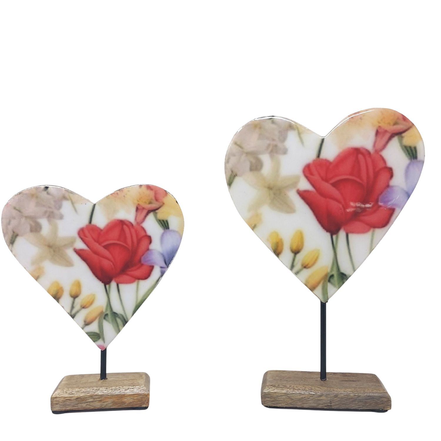 Zwei dekorative Herzen mit Blumenmotiven auf Holzständern