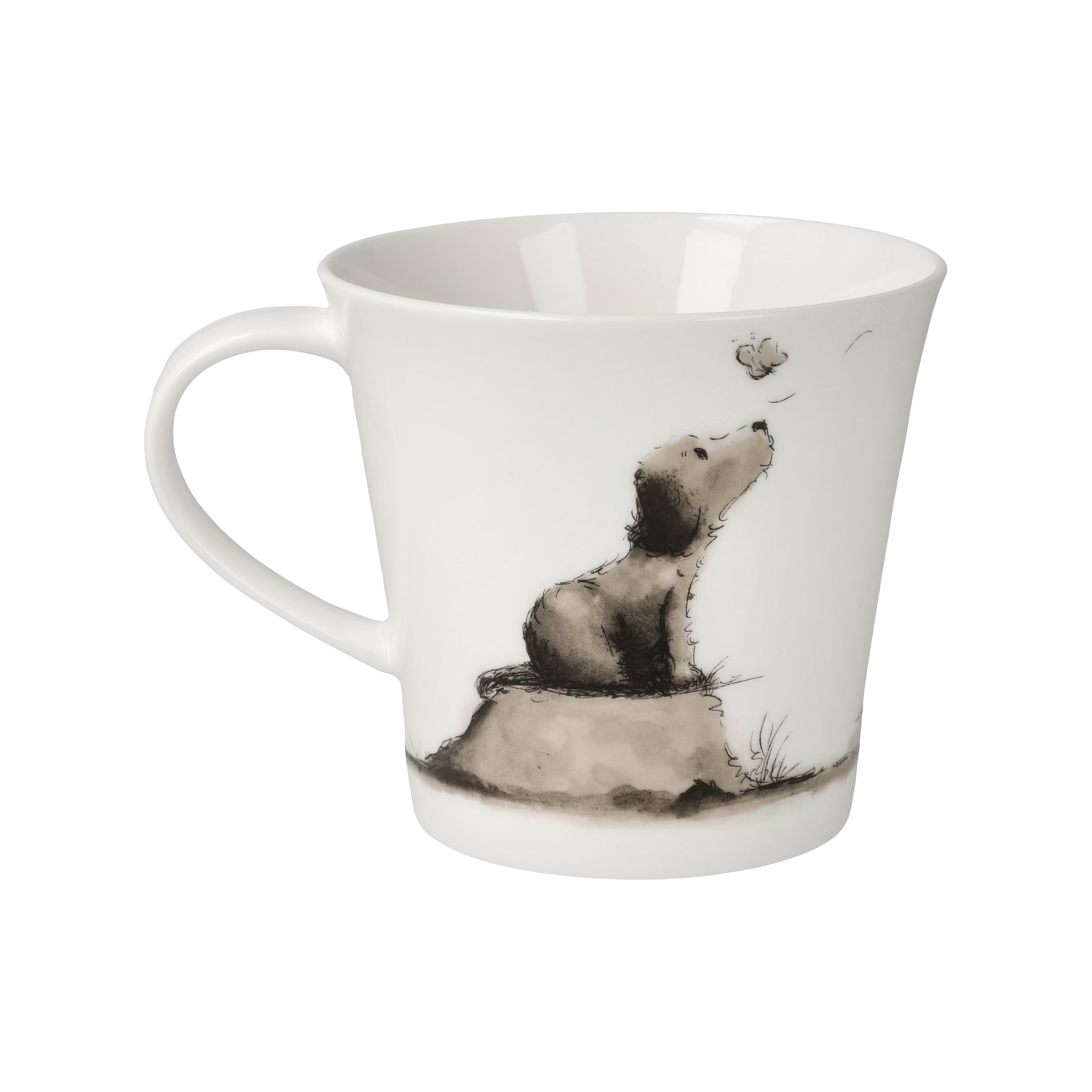 Weißer Becher mit einem Hund, der auf einem Stein sitzt und einen Schmetterling anblickt. Zeichnung in sanften Grautönen.