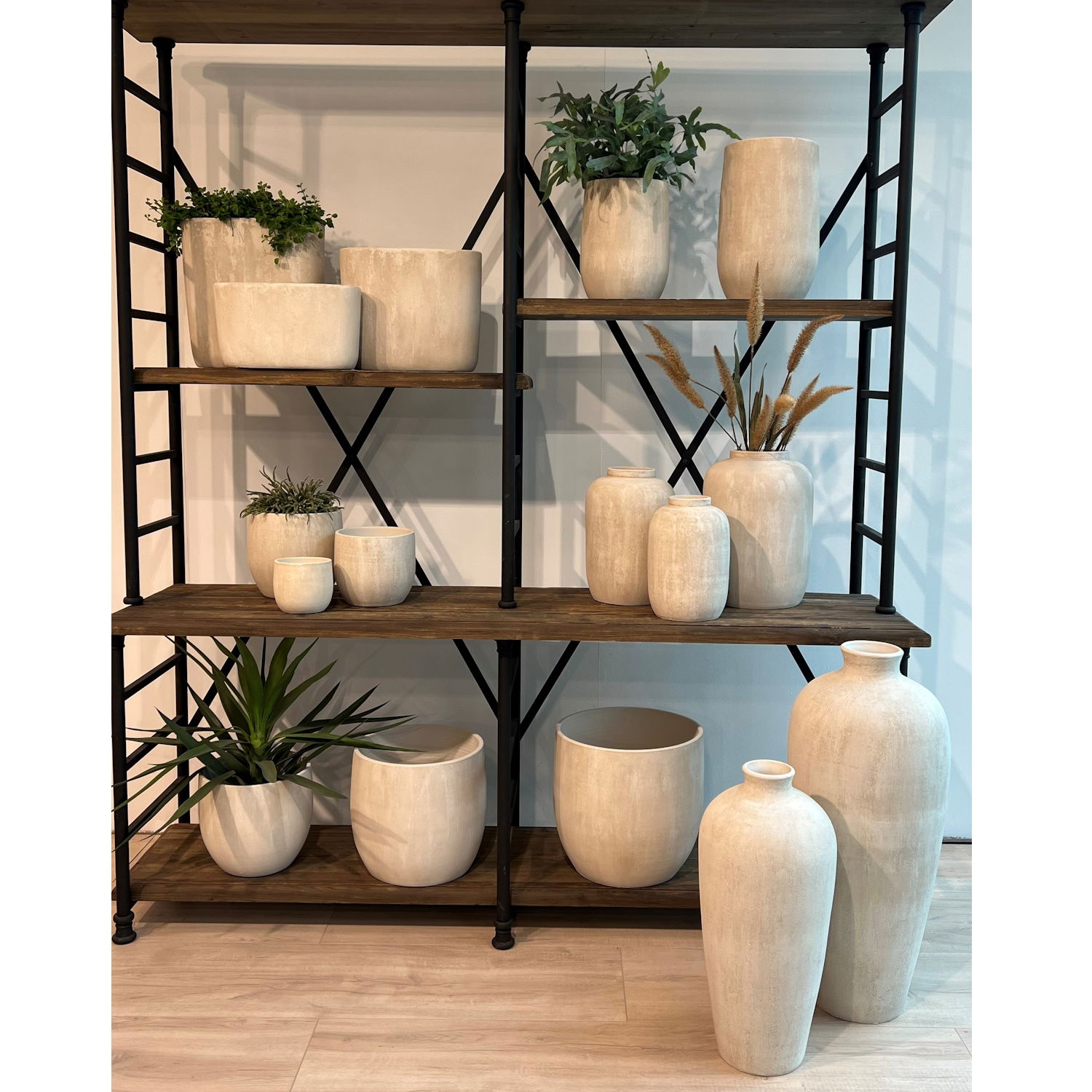 Das Bild zeigt ein Regal mit Bodenvasen