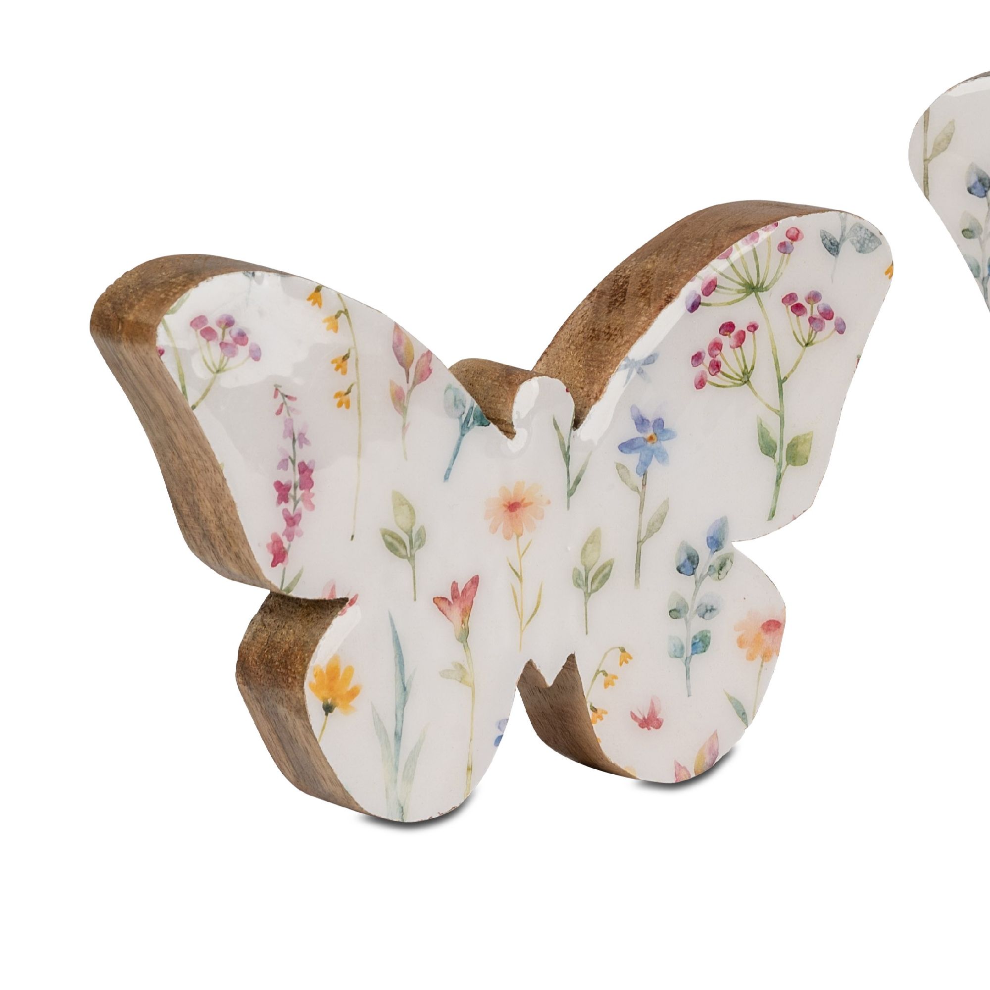 Holzfigur eines Schmetterlings mit bunten Blumenmustern auf der Oberfläche. Die Flügel sind leicht gewölbt.
